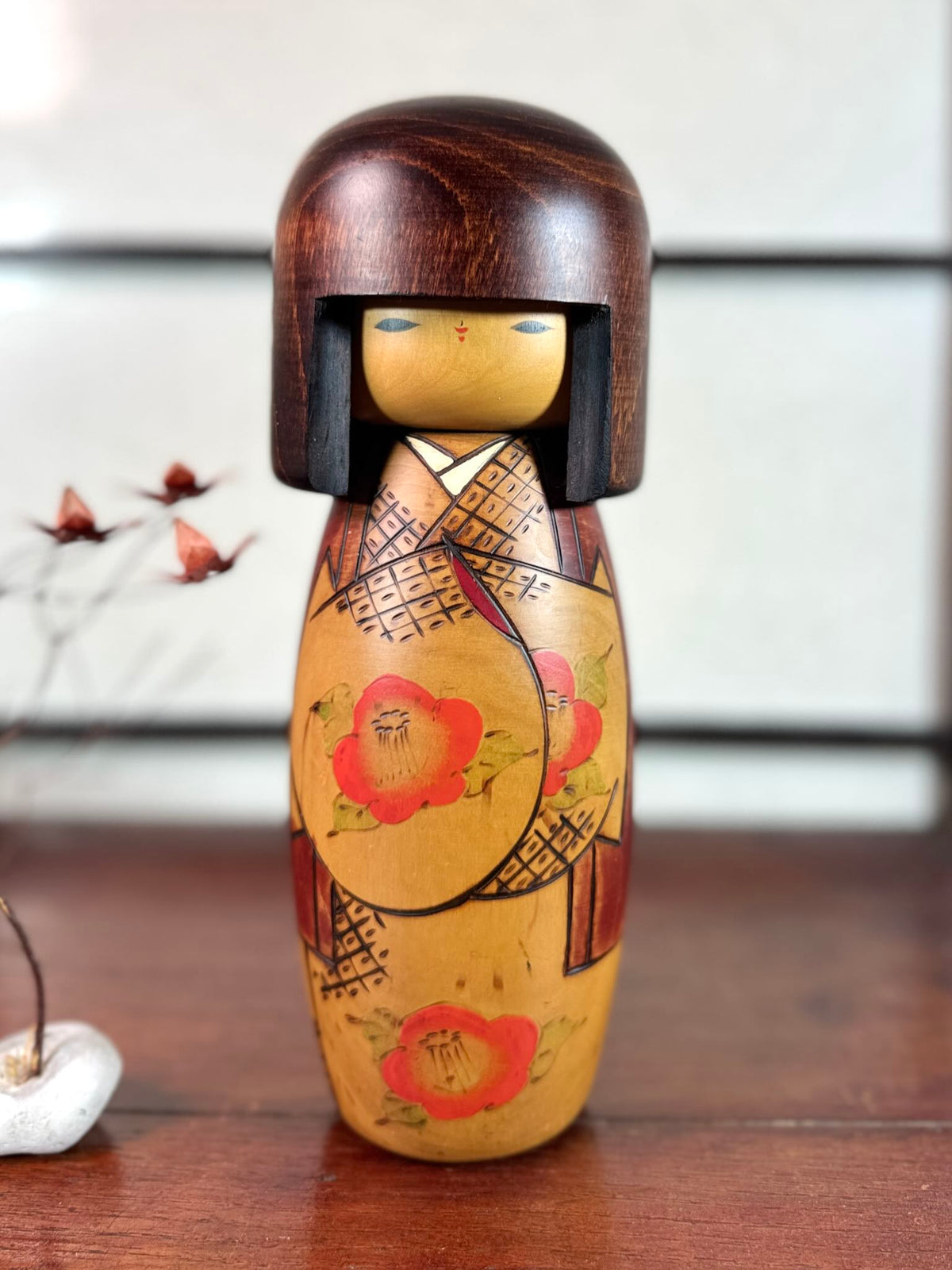Kokeshi vintage Usaburō de 25 cm ornée de camélias rouges