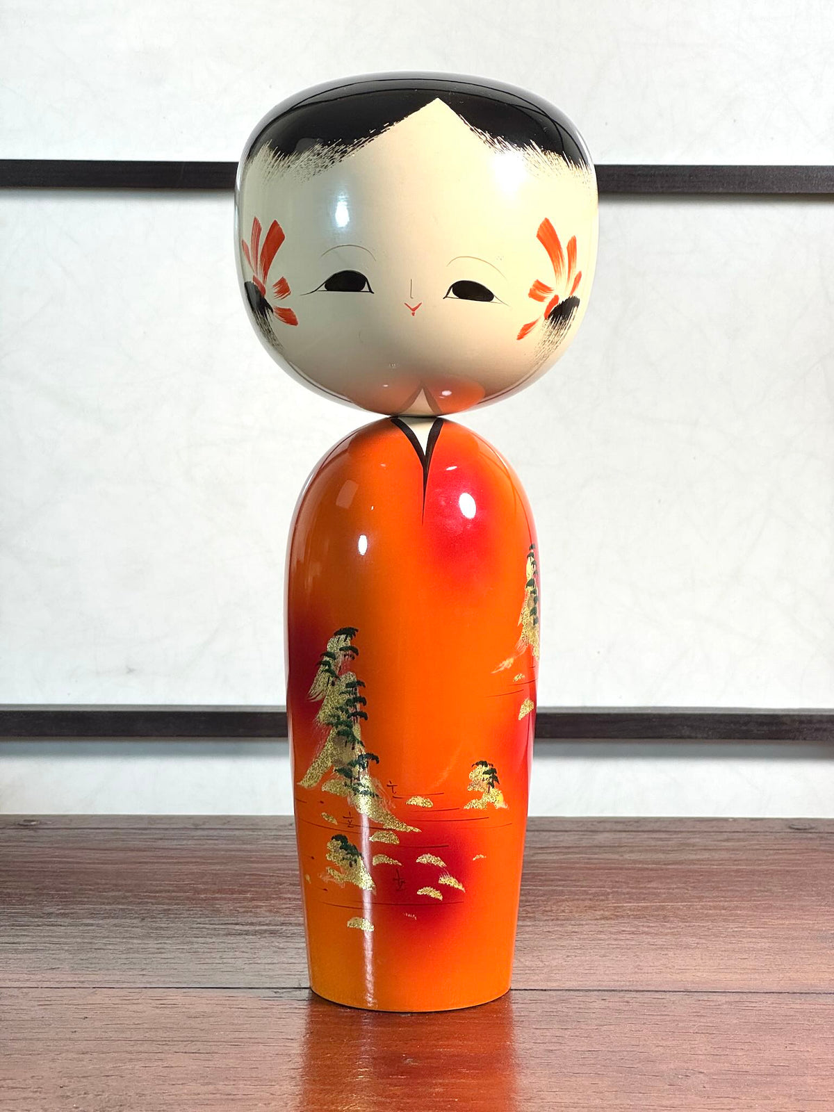 Kokeshi vintage laquée orange de Wajima à paysage japonais doré