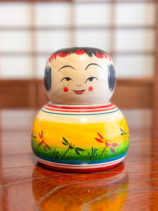 Kokeshi Traditionnelle de Niiyama Jin aux motifs libellules - tête mobile