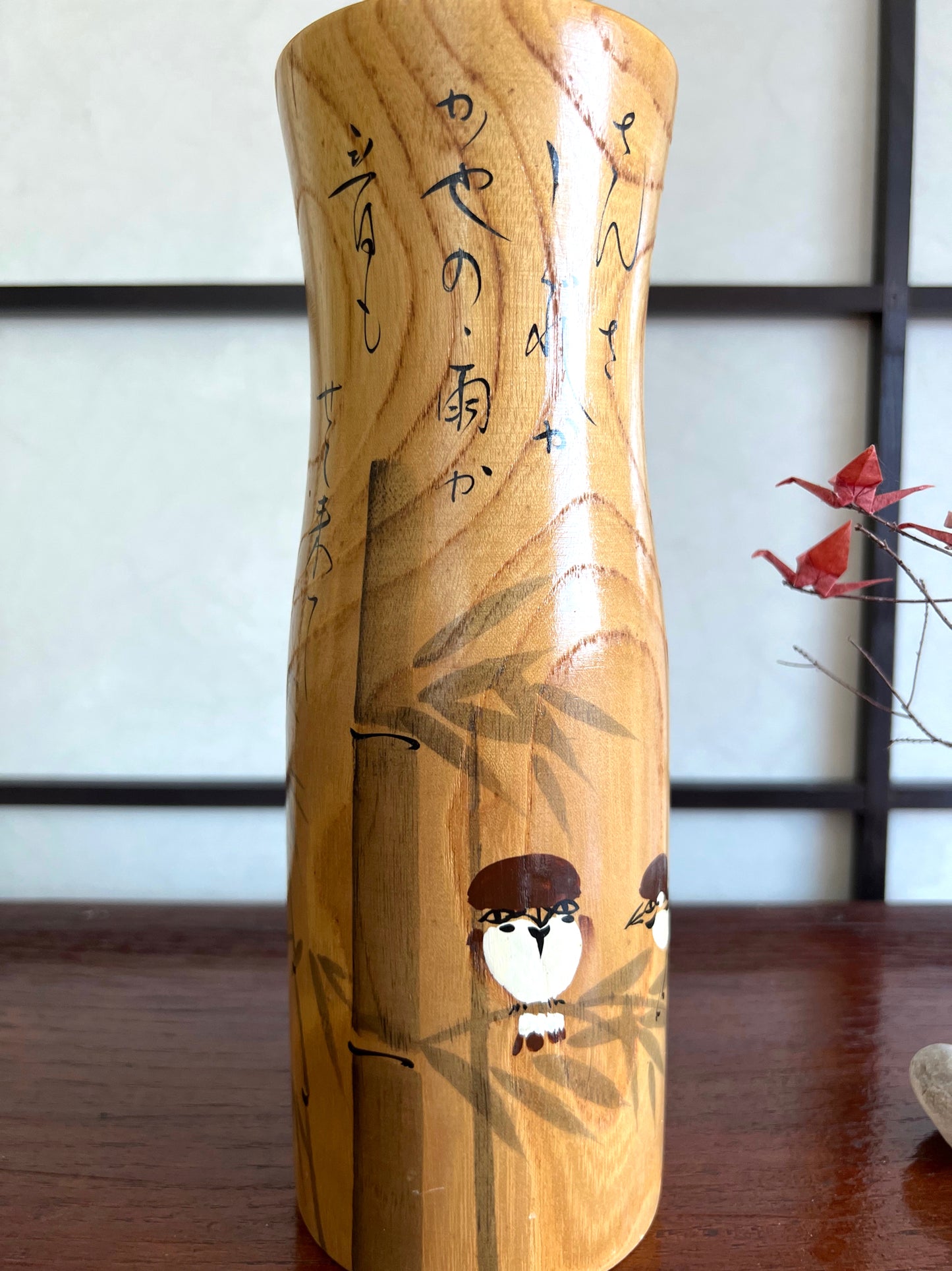 kokeshi motif moineau sur branche de bambou, oiseau peint sur bois naturel