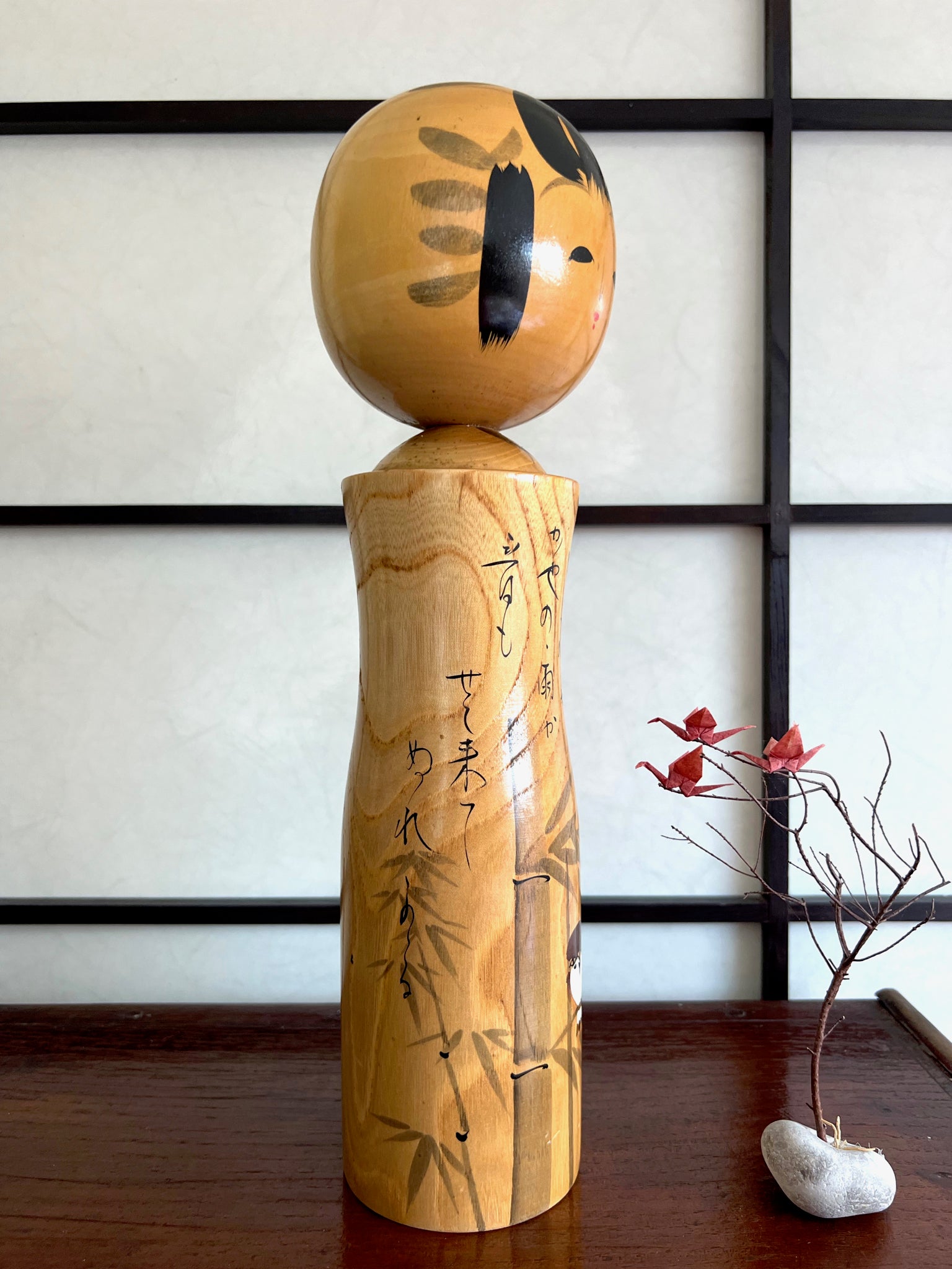 kokeshi motif moineau sur branche de bambou, profil droit