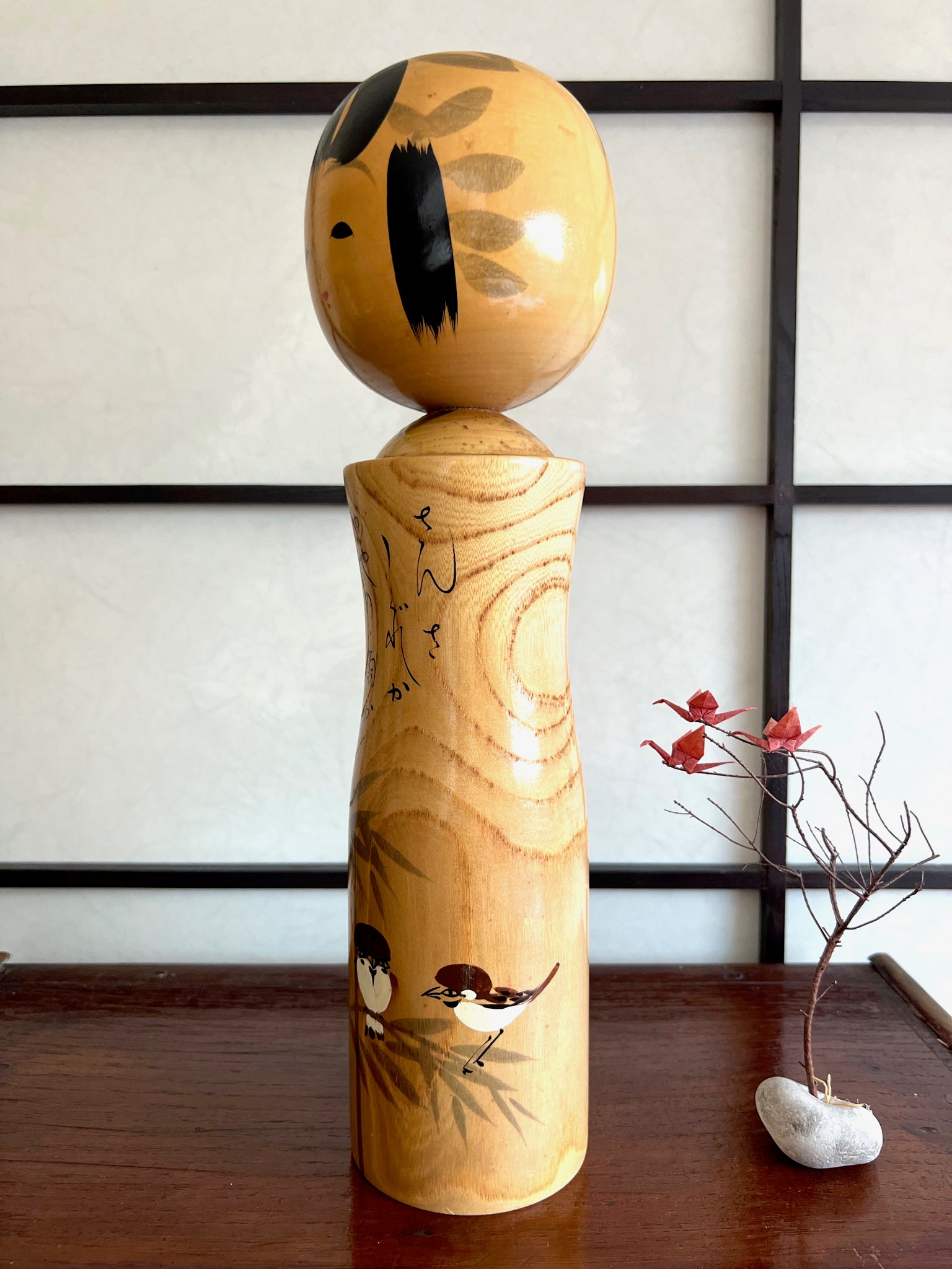 kokeshi motif moineau sur branche de bambou, profil gauche