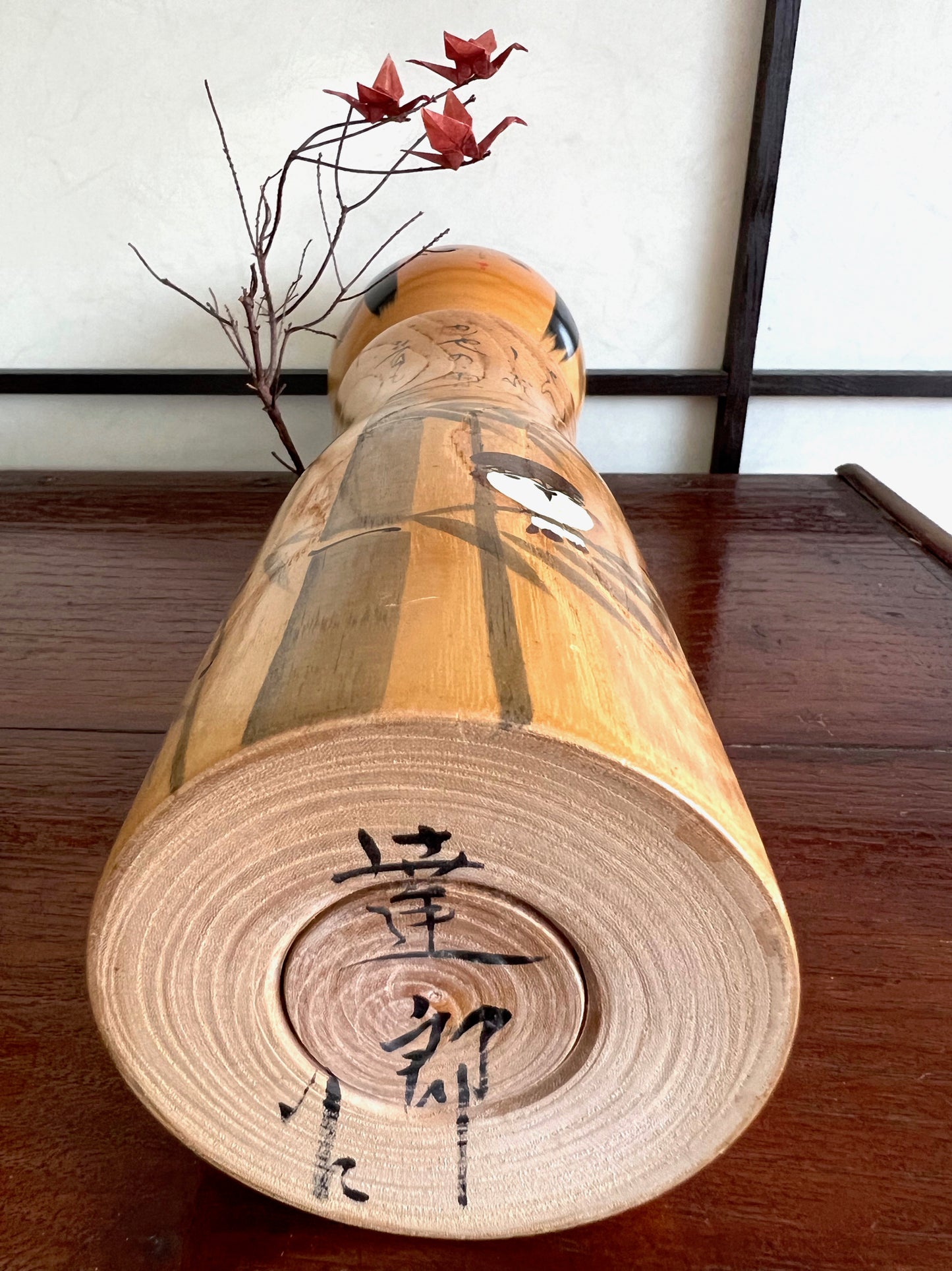 kokeshi motif moineau sur branche de bambou, signature