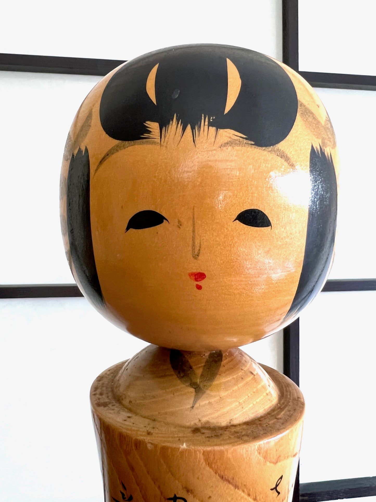 kokeshi motif moineau sur branche de bambou, le visage souriant