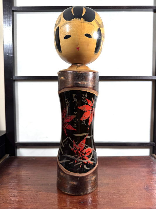 Kokeshi vintage Tatsurō Takahashi en bois et laque aux feuilles d’érable rouges, vu de face