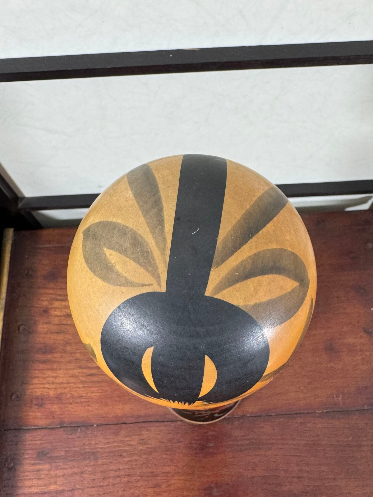 Kokeshi vintage Tatsurō Takahashi en bois et laque aux feuilles d’érable rouges, vu de dessus