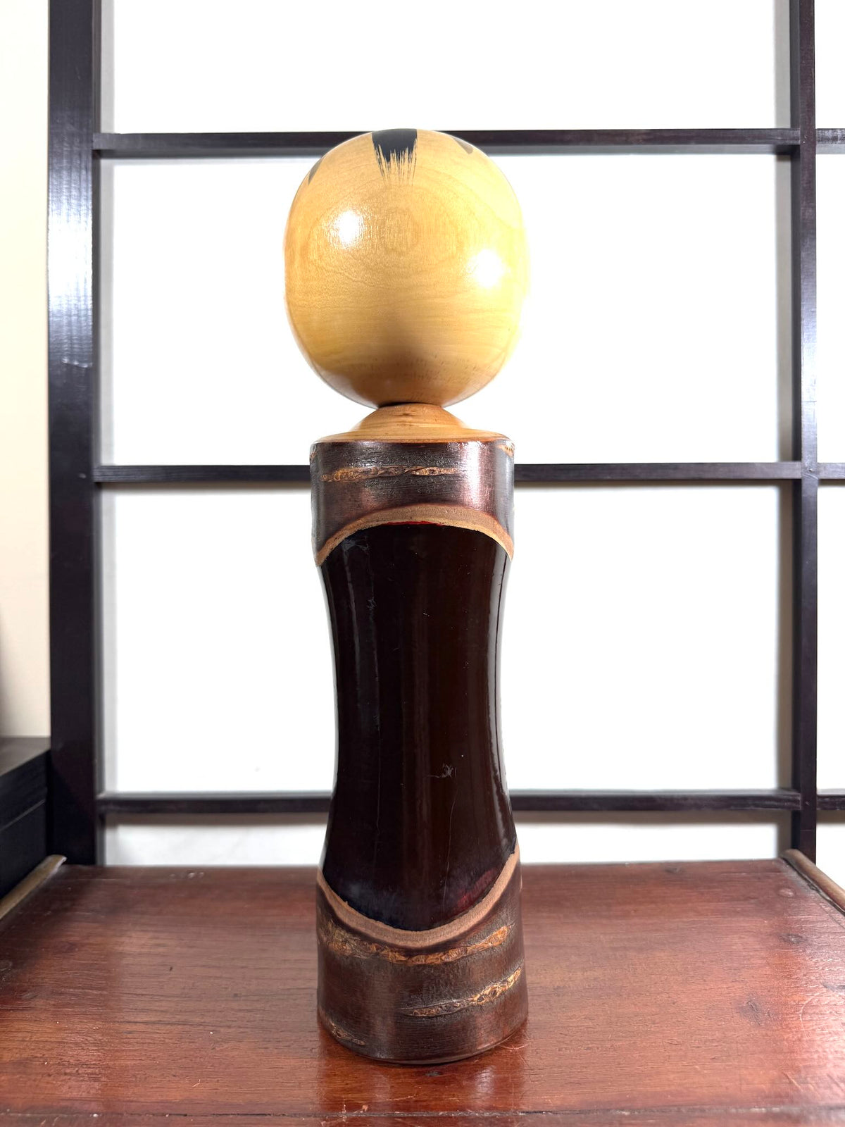 Kokeshi vintage Tatsurō Takahashi en bois et laque aux feuilles d’érable rouges, vu de dos