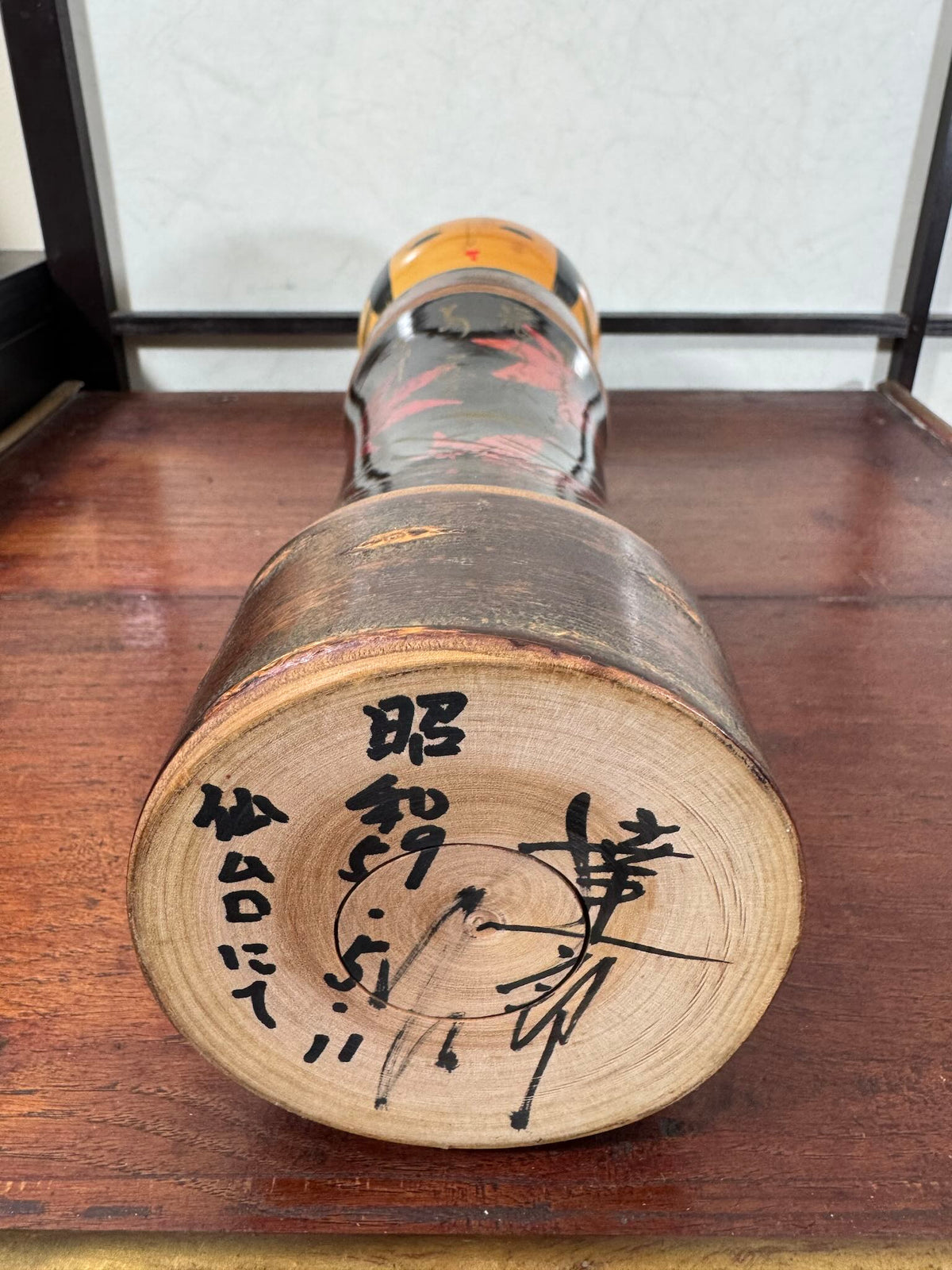 Kokeshi vintage Tatsurō Takahashi en bois et laque aux feuilles d’érable rouges, vu de dessous