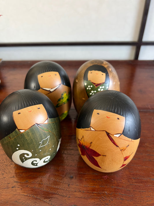 quatre  kokeshi  poupées japonaises,traditionnelles en bois représentant les 4 saisons