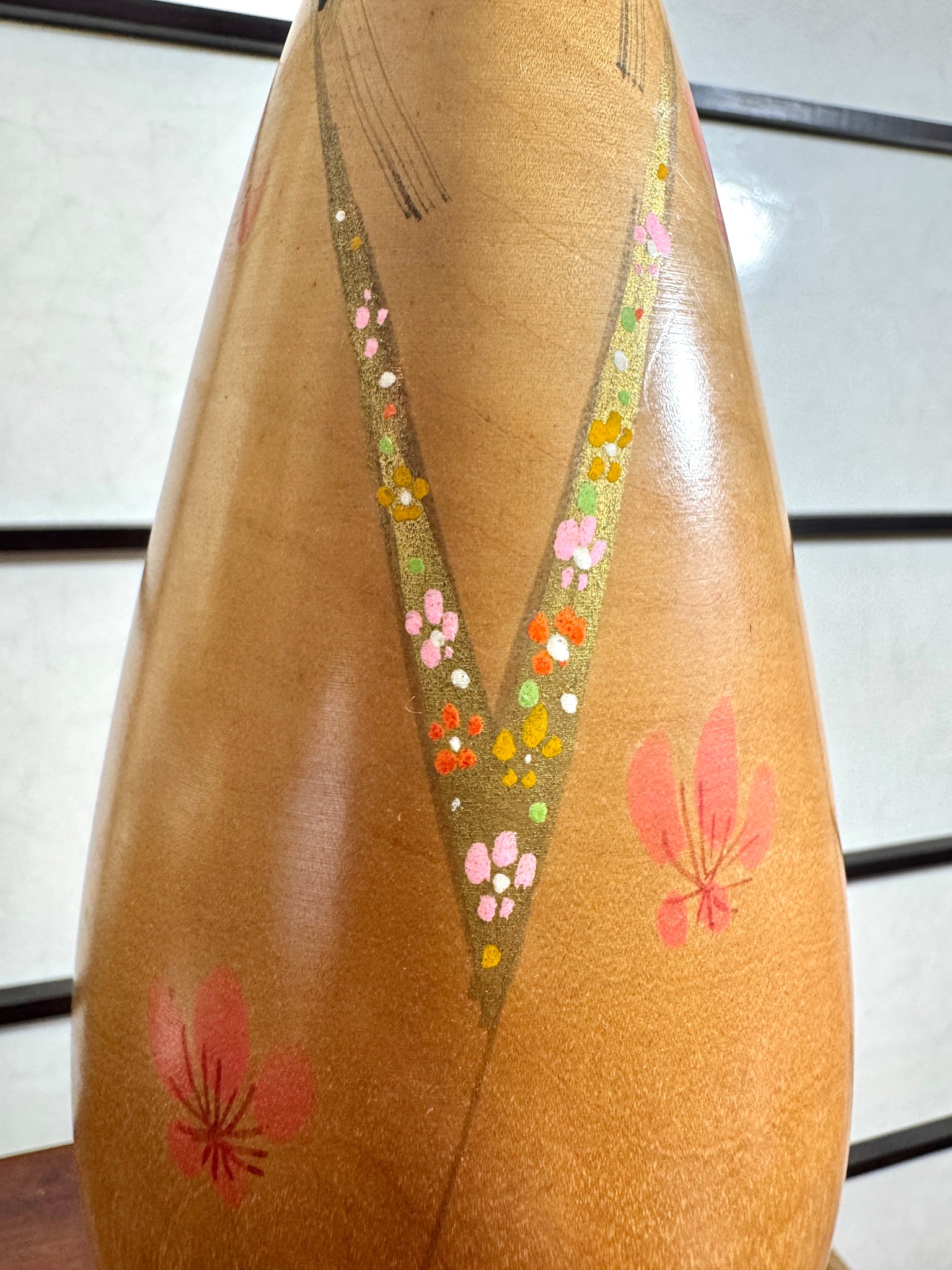 Kokeshi ume gomoro de Takahashi Hashime détail col kimono