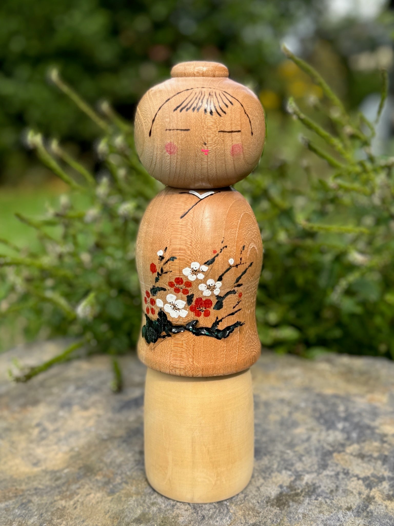 kokeshi poupée japonaise en bois de Yuho Ouchi, branche de prunier rouge et blanc en fleur