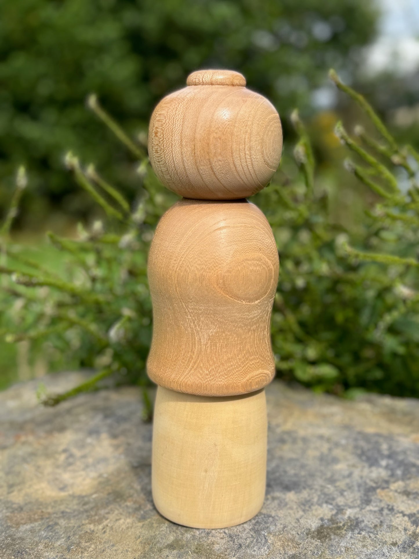 kokeshi poupée japonaise en bois de Yuho Ouchi, branche de prunier rouge et blanc en fleur, vue de dos