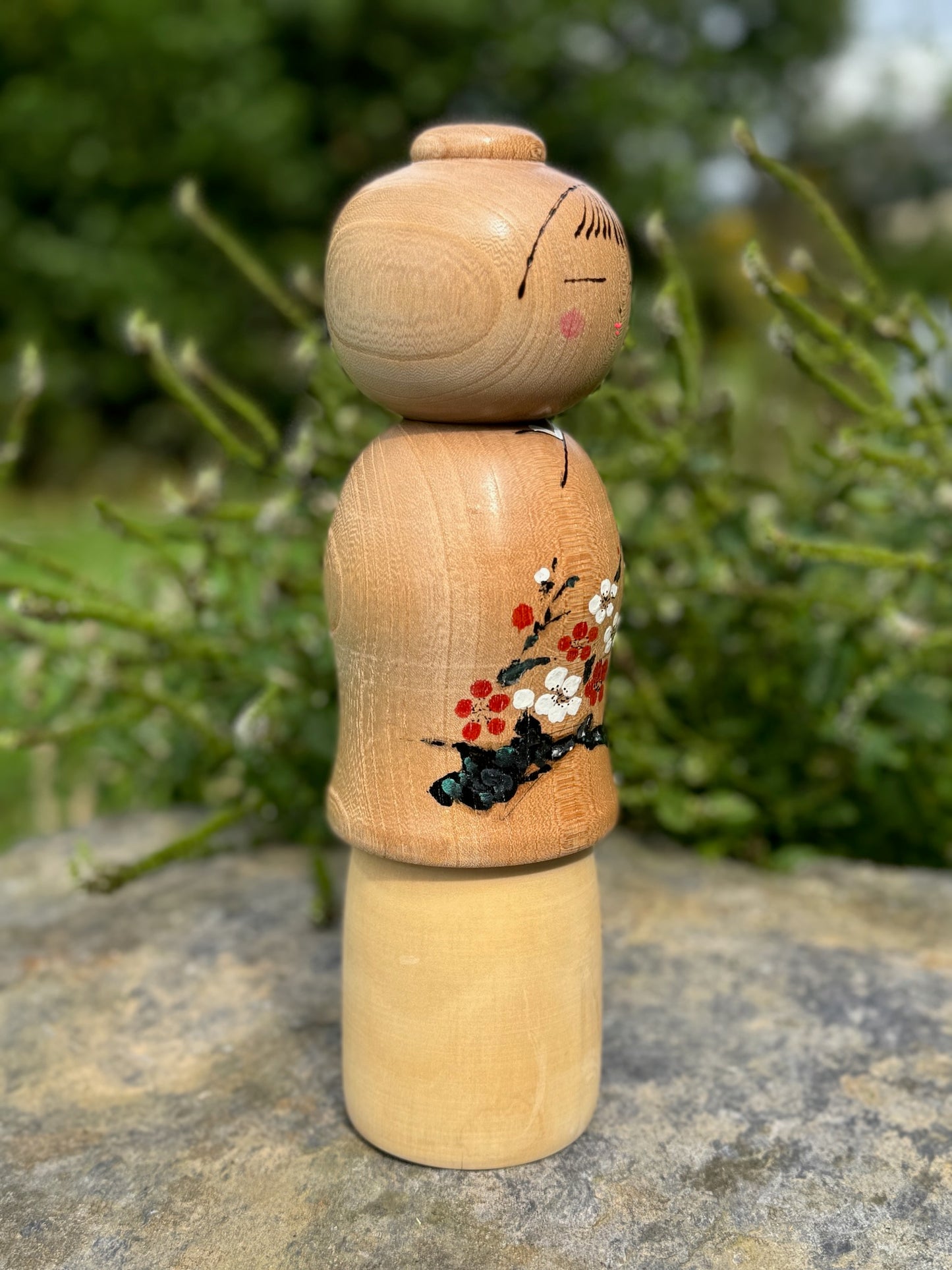 kokeshi poupée japonaise en bois de Yuho Ouchi, branche de prunier rouge et blanc en fleur, profil droit