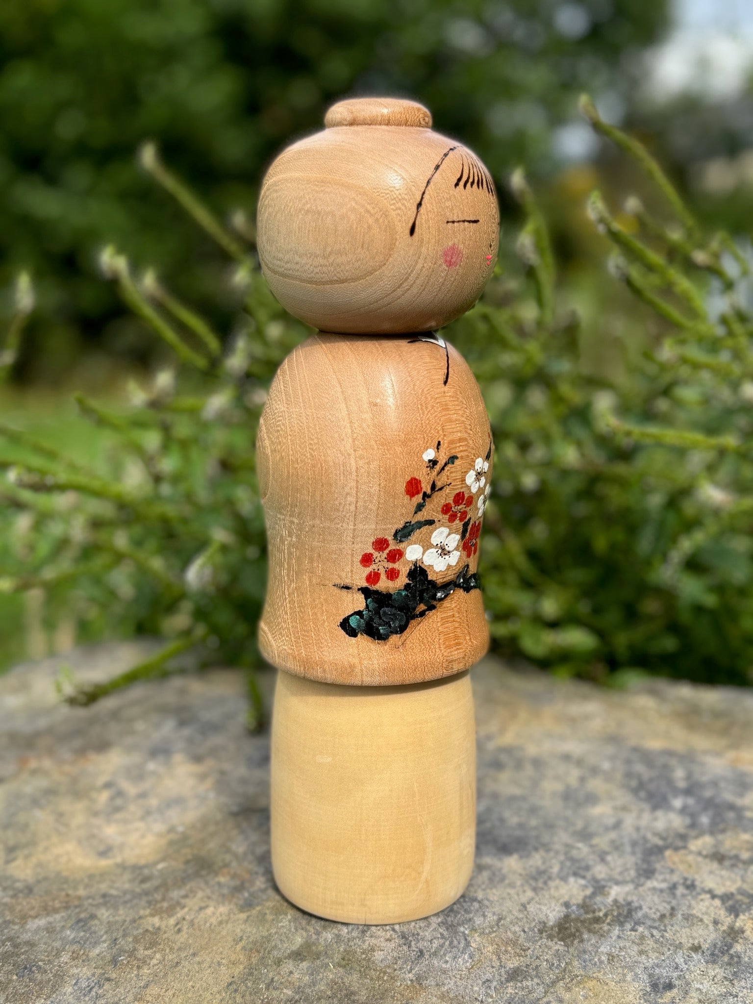 kokeshi poupée japonaise en bois de Yuho Ouchi, branche de prunier rouge et blanc en fleur, profil droit