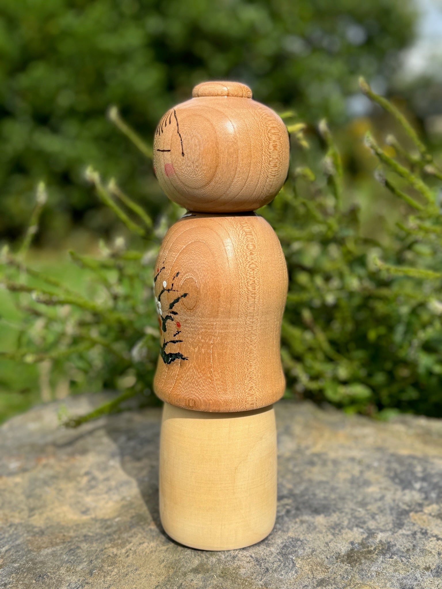 kokeshi poupée japonaise en bois de Yuho Ouchi, branche de prunier rouge et blanc en fleur, profil gauche