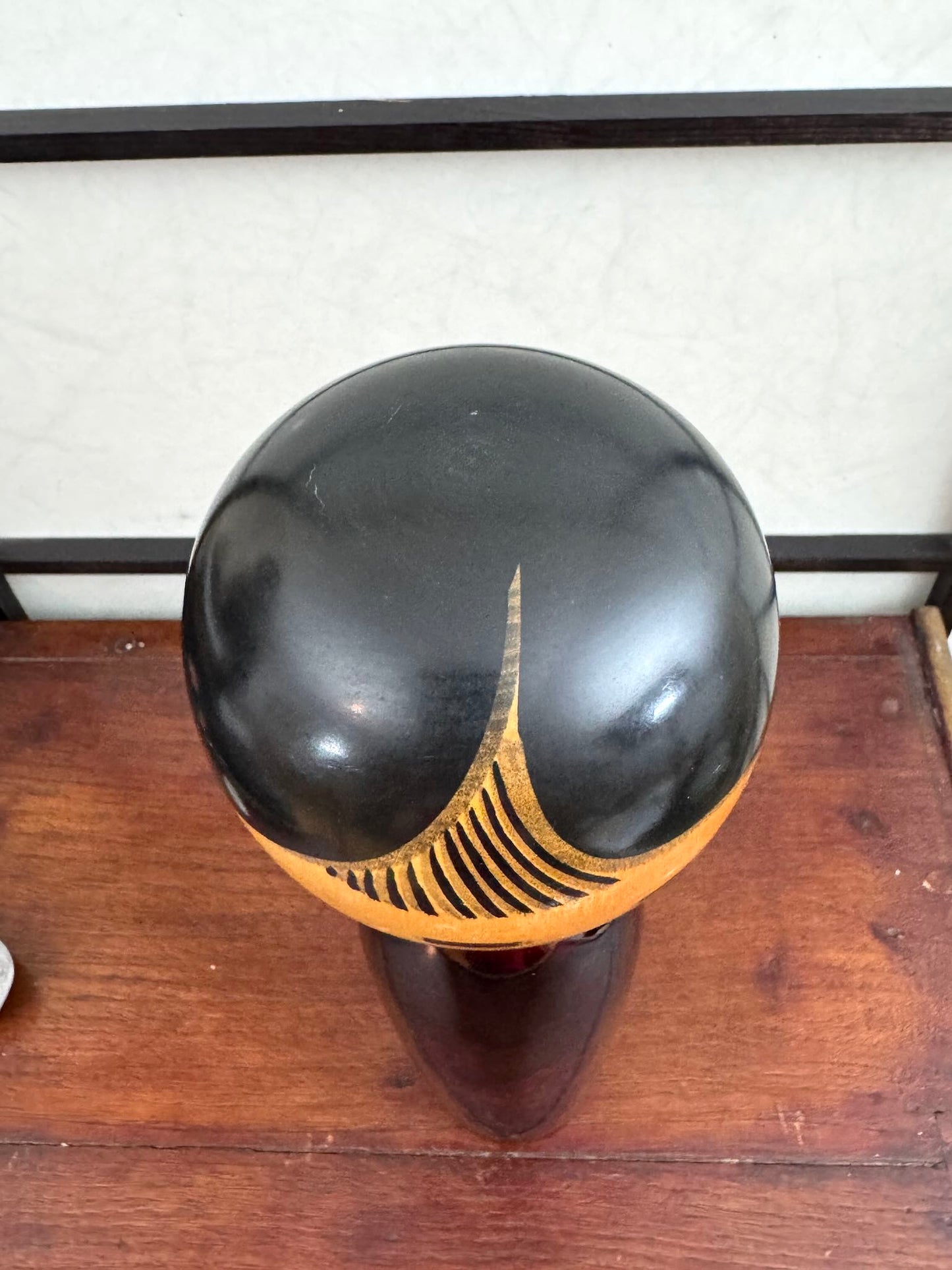 Kokeshi vintage de Sato Norio en laque noire et rouge avec branche de prunier en fleurs, vu de dessus