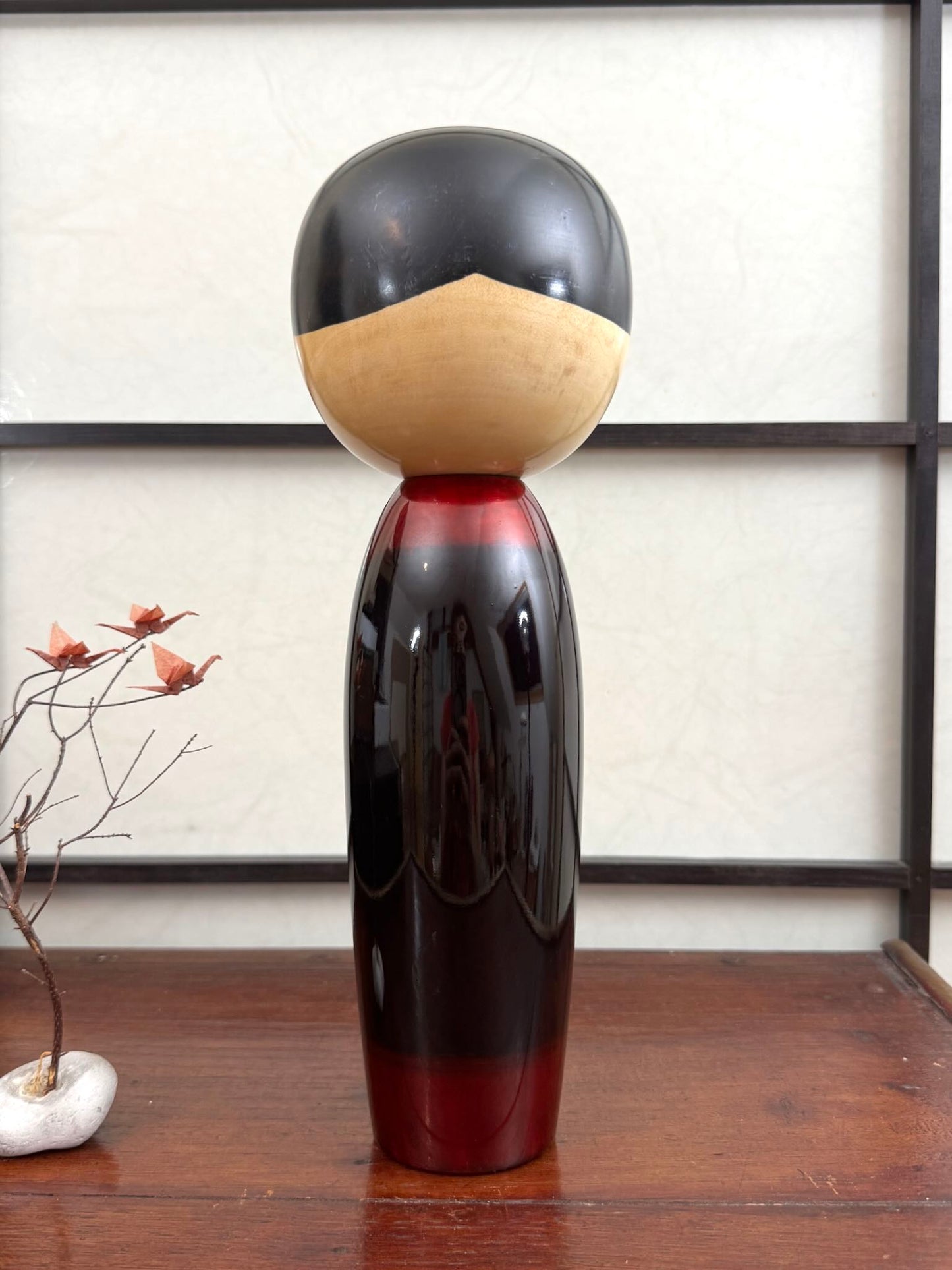 Kokeshi vintage de Sato Norio en laque noire et rouge avec branche de prunier en fleurs, vu de dos