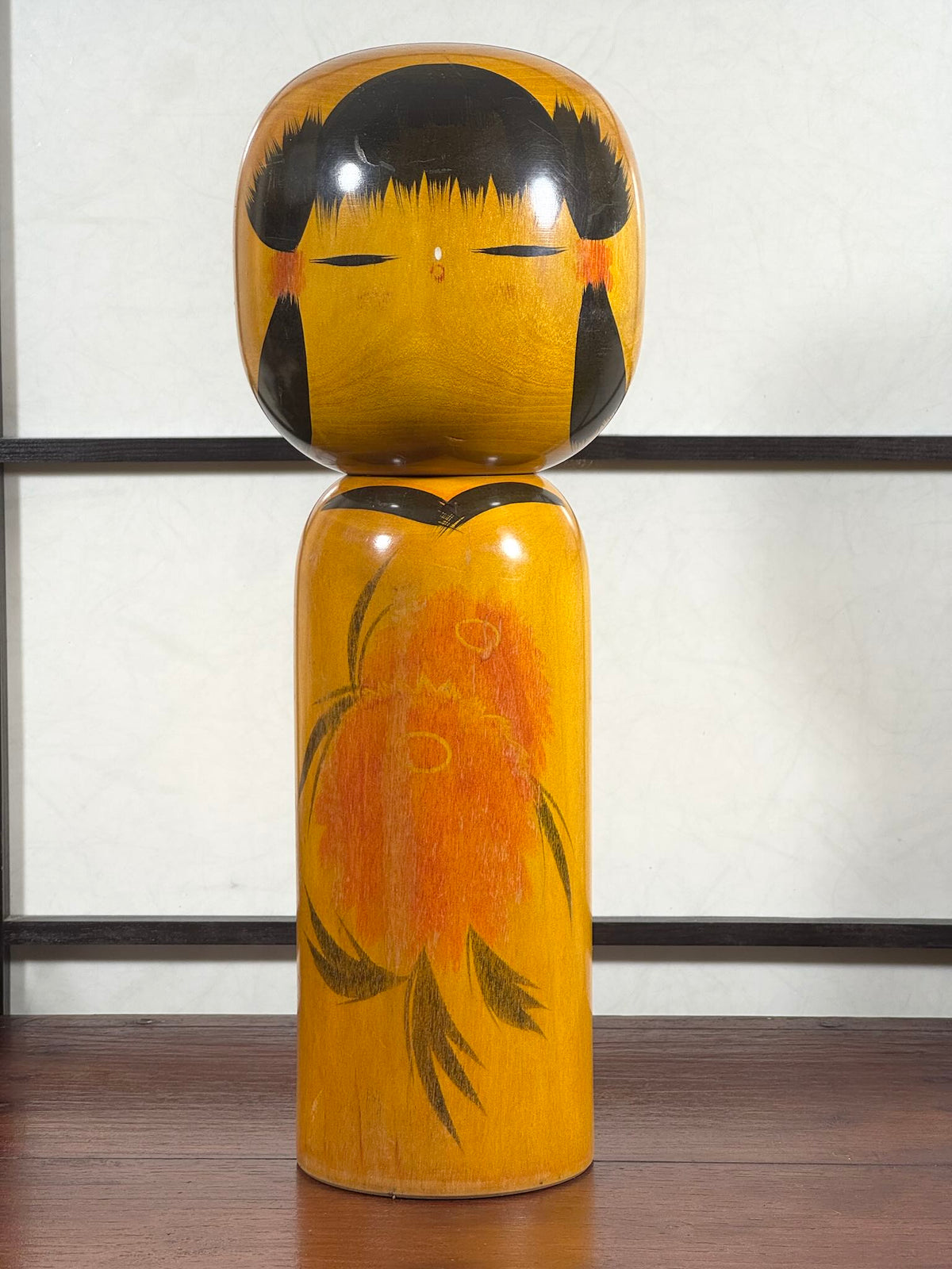 Kokeshi vintage Noboru Tamura jaune à fleurs orange, vu de face