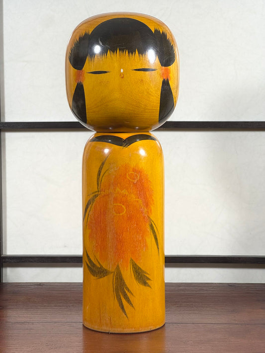 Kokeshi vintage Noboru Tamura jaune à fleurs orange, vu de face
