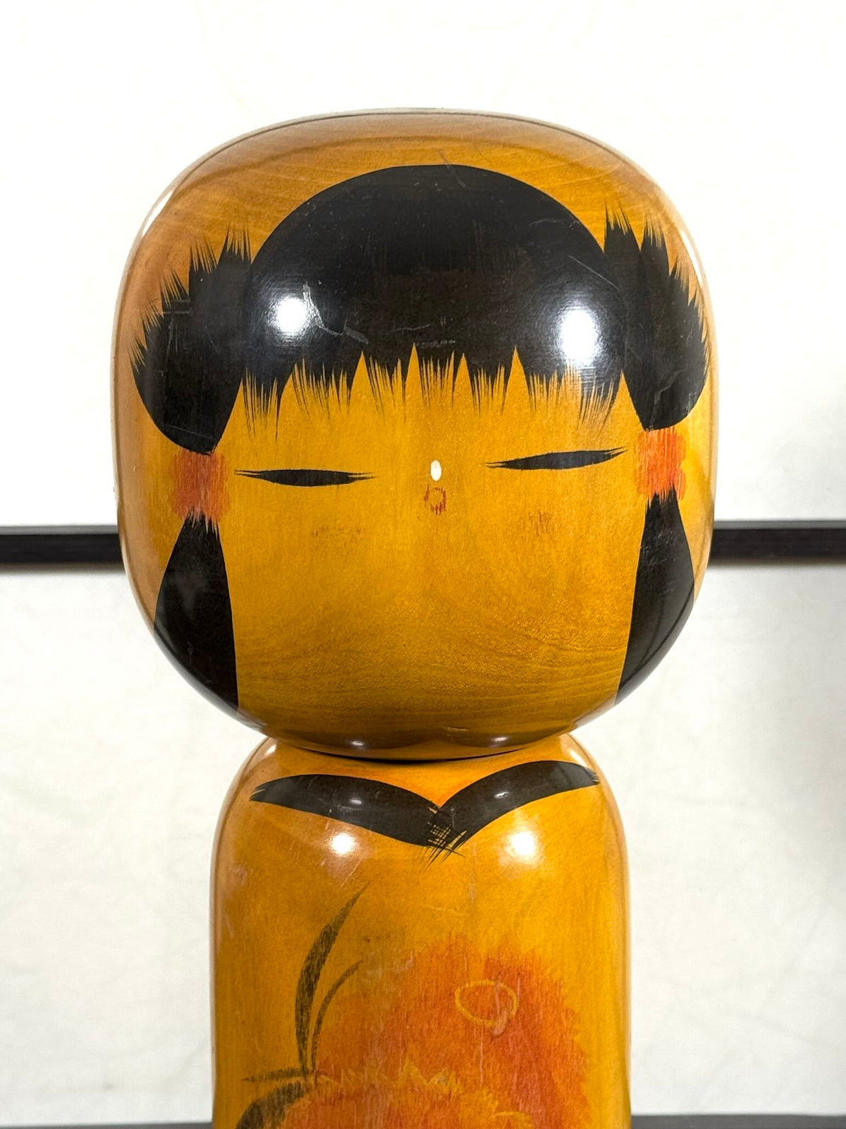 Kokeshi vintage Noboru Tamura jaune à fleurs orange, gros plan sur le visage