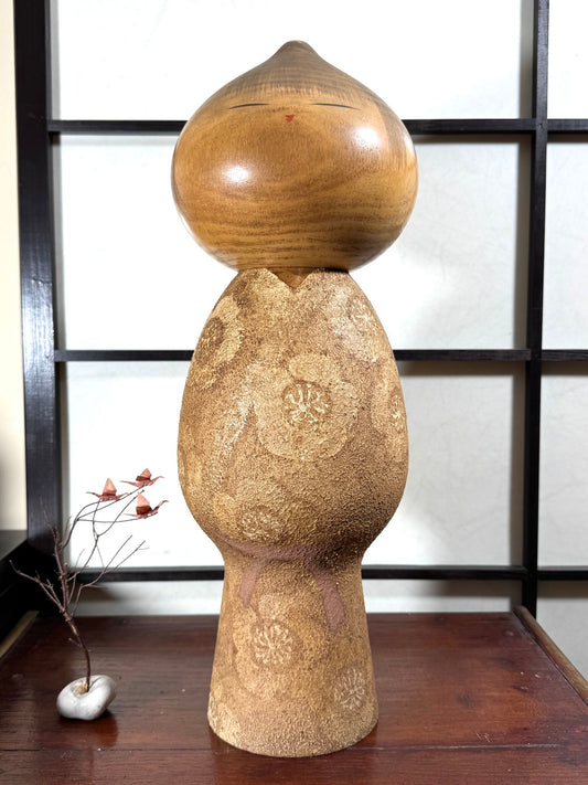 kokeshi géante de Watanabe Masao représentant un moine en état de non pensée (mushin).