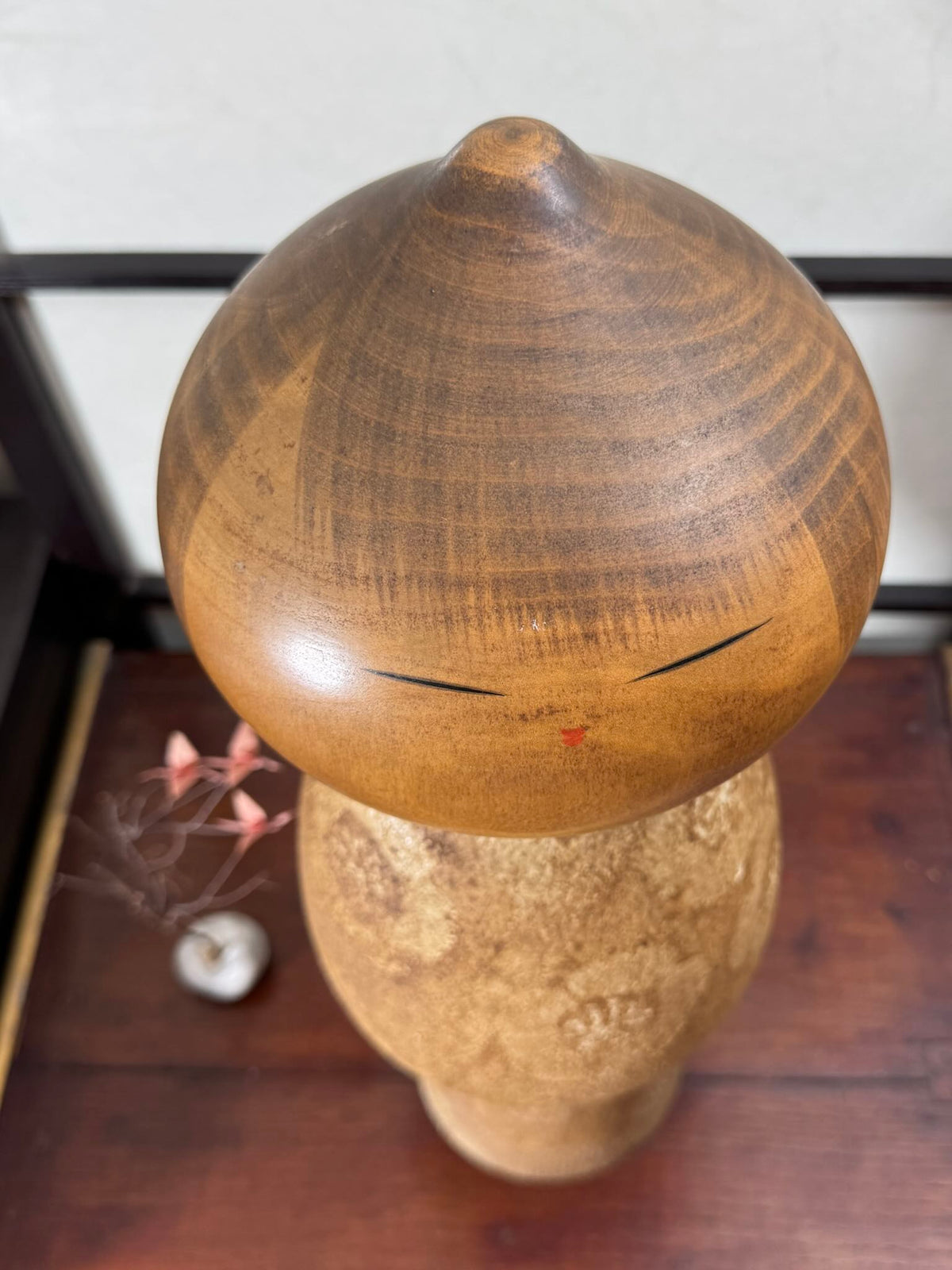 kokeshi géante de Watanabe Masao représentant un moine en état de non pensée (mushin), vu de dessus