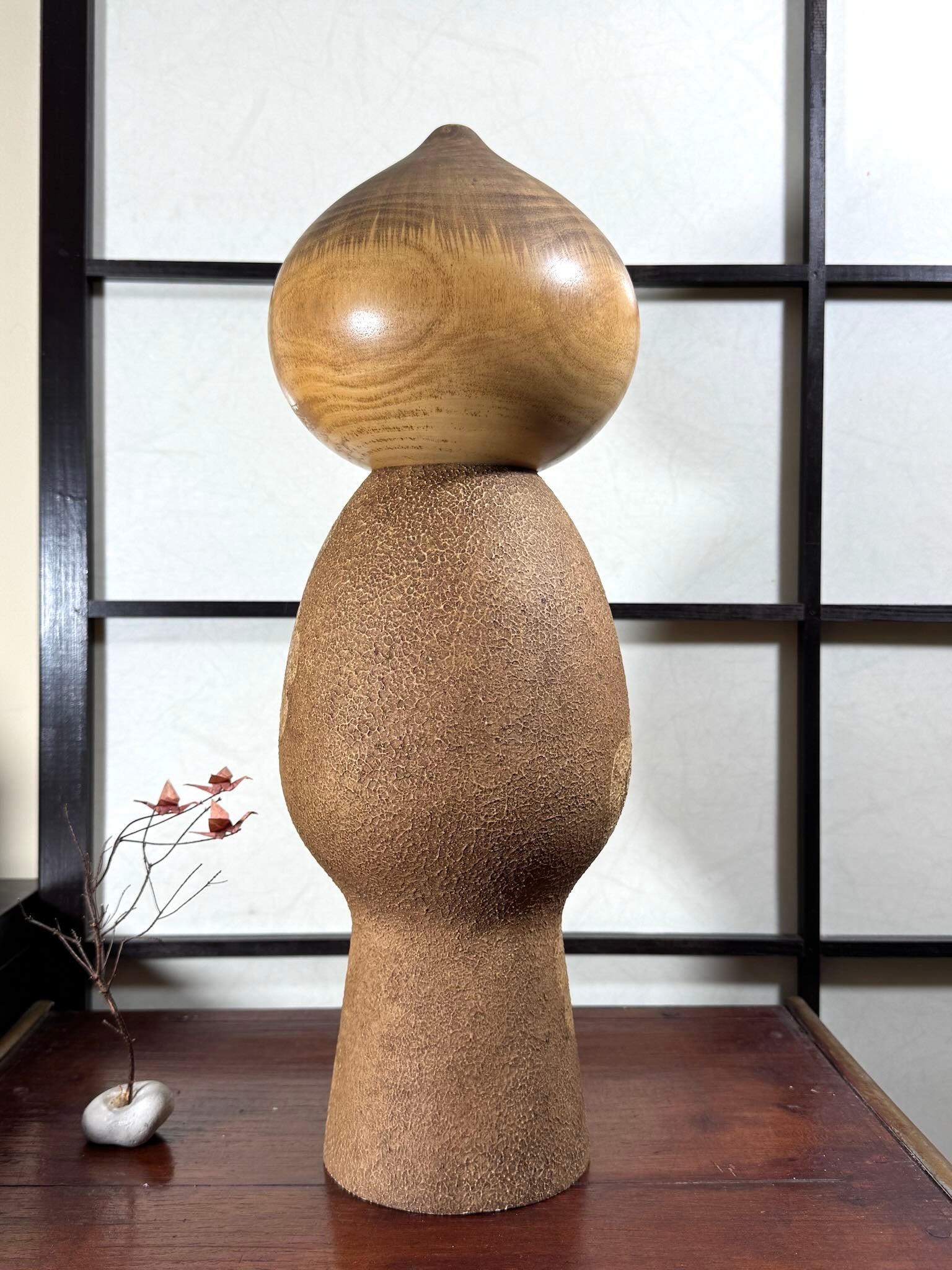 kokeshi géante de Watanabe Masao représentant un moine en état de non pensée (mushin), vu de dos