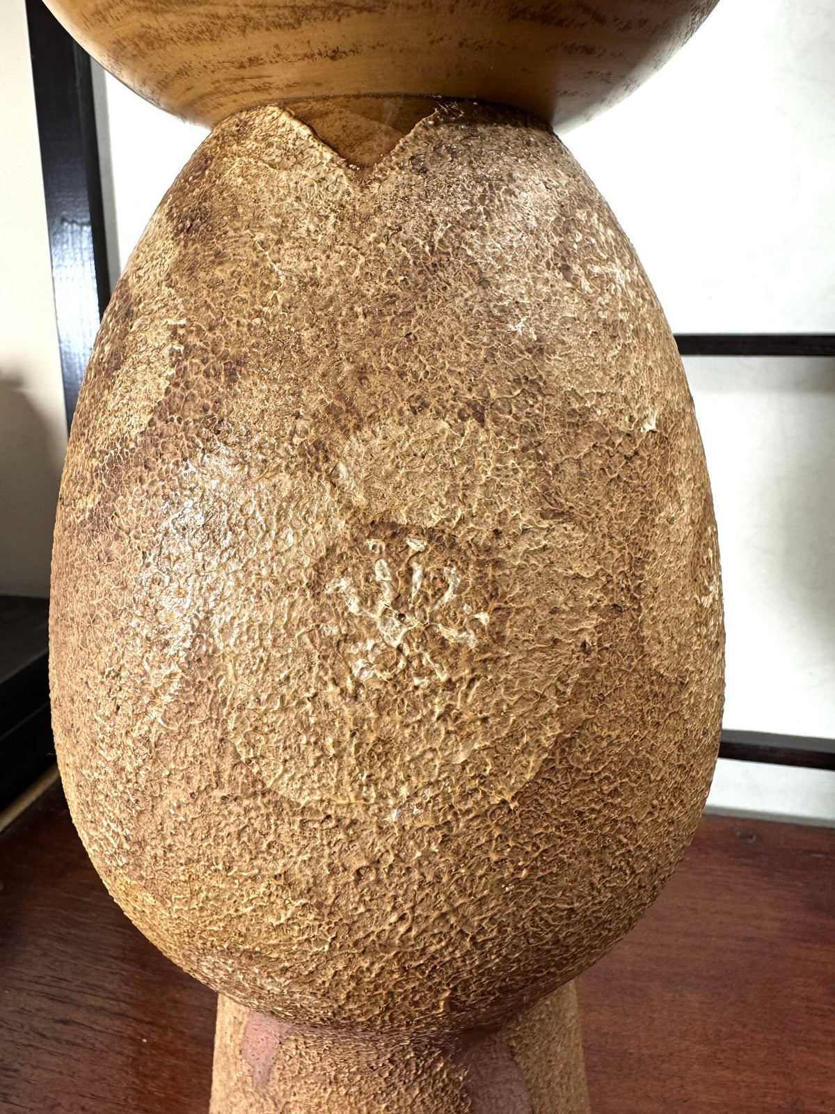 kokeshi géante de Watanabe Masao représentant un moine en état de non pensée (mushin), gros plan sur le motif fleuri du kimono