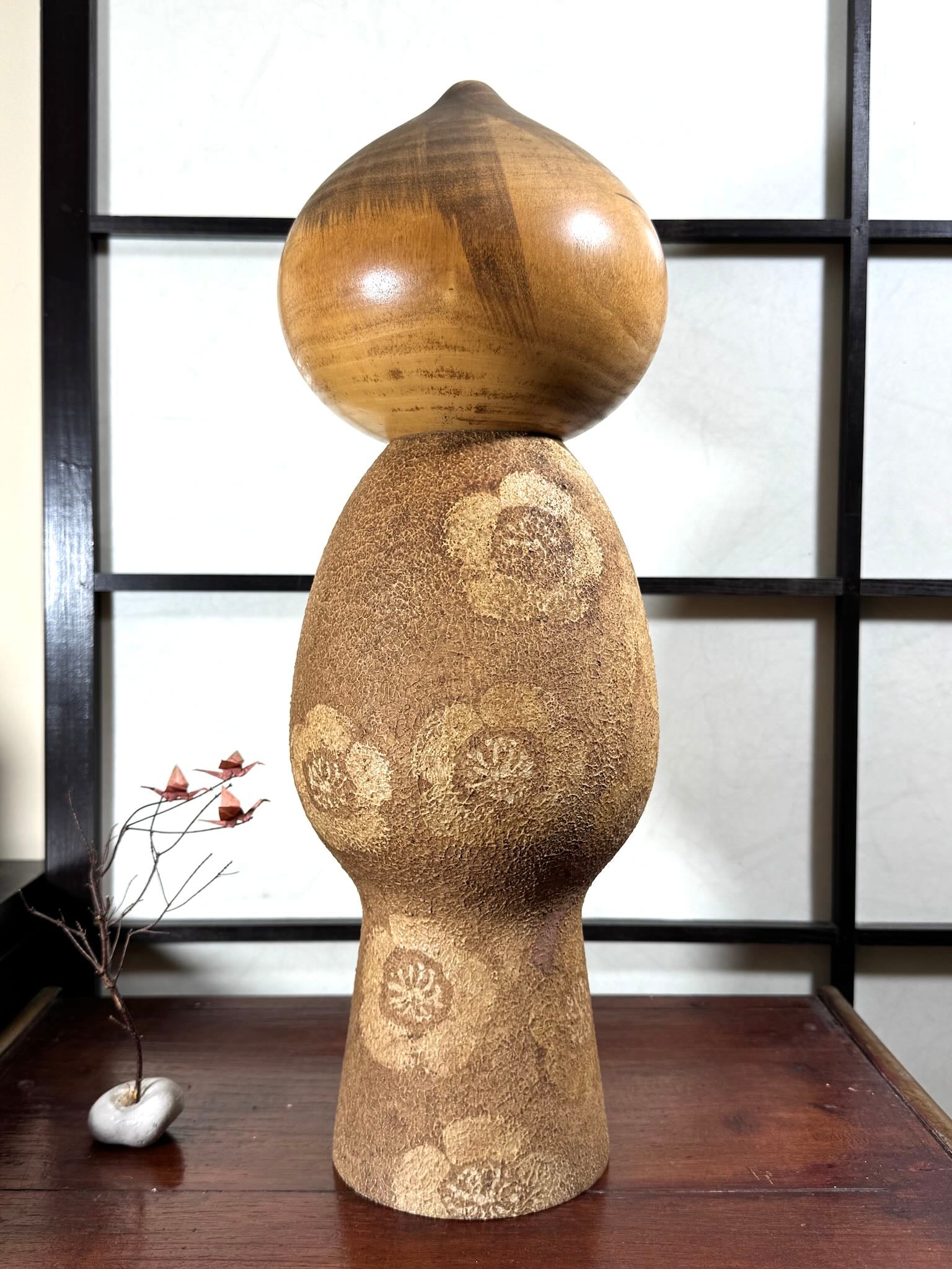 kokeshi géante de Watanabe Masao représentant un moine en état de non pensée (mushin), vu du profil droit