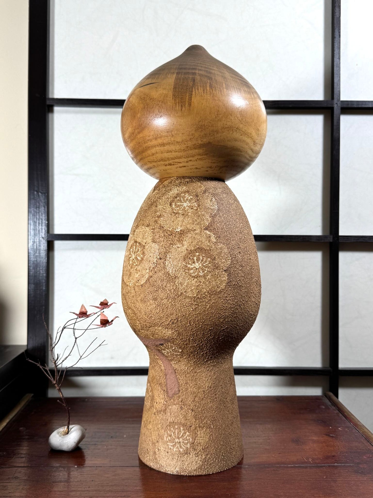 kokeshi géante de Watanabe Masao représentant un moine en état de non pensée (mushin), vu du profil gauche