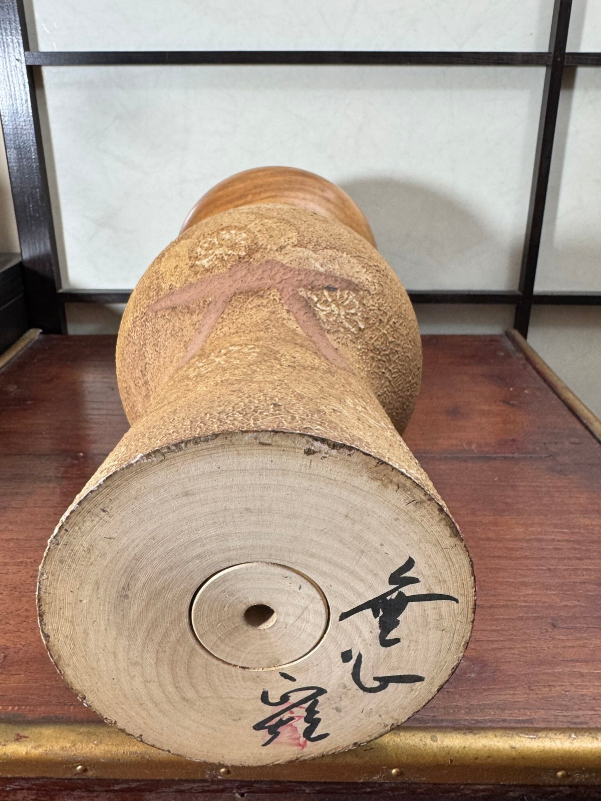 kokeshi géante de Watanabe Masao représentant un moine en état de non pensée (mushin), la signature de l'artisan sur le dessous