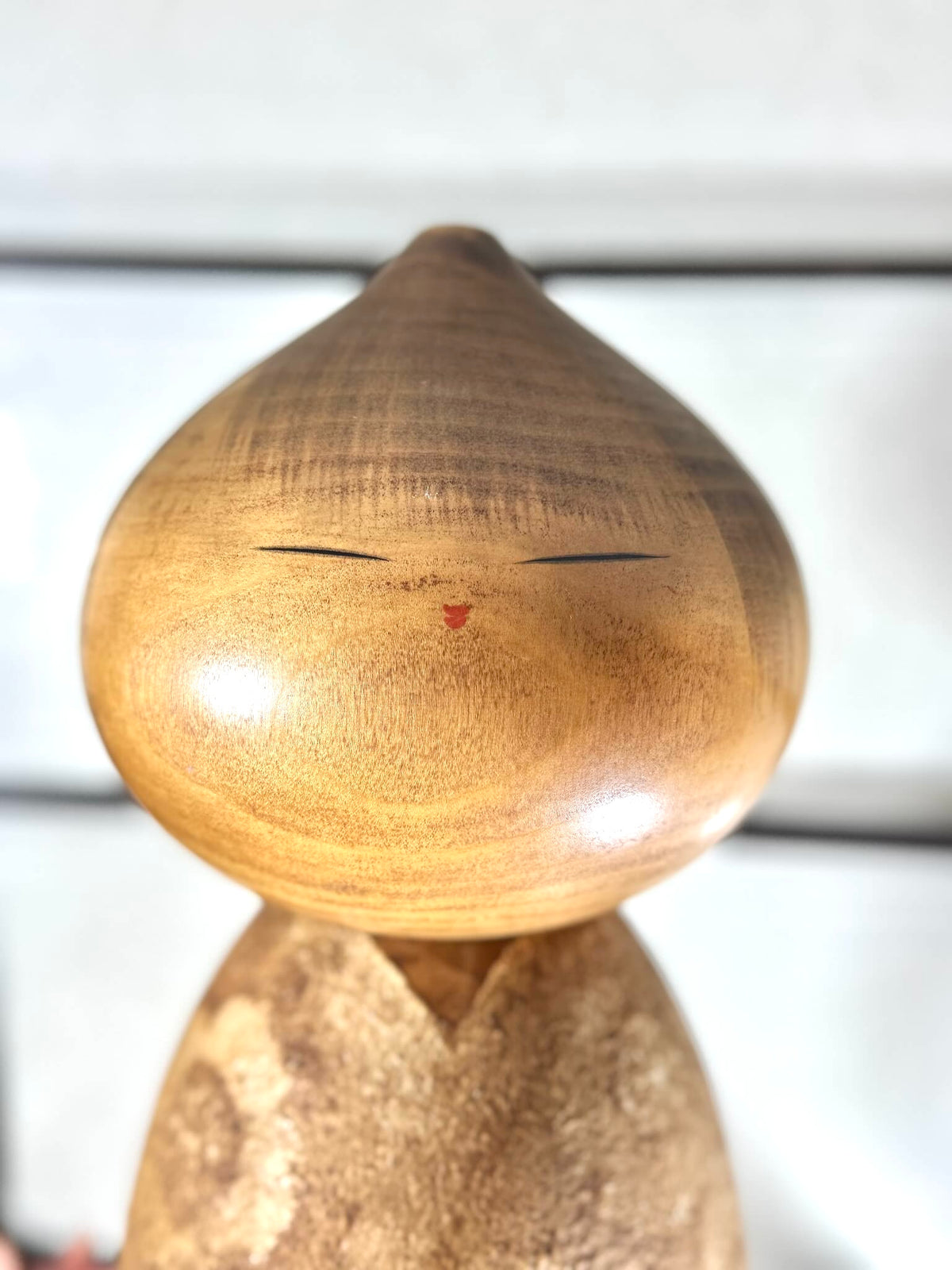 kokeshi géante de Watanabe Masao représentant un moine en état de non pensée (mushin), gros plan sur le visage