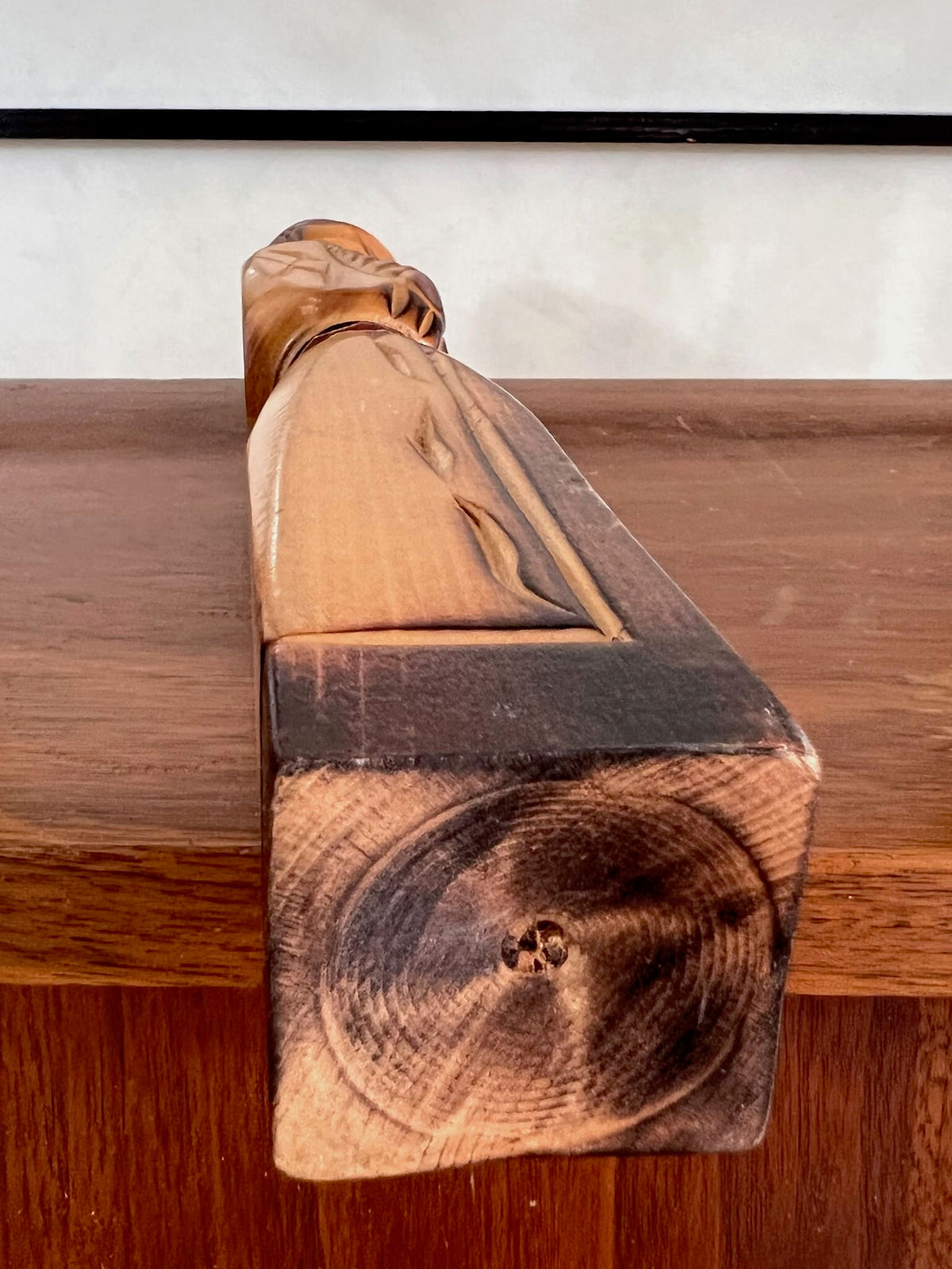 Kokeshi vintage représentant un homme aïnou en bois sculpté de 30 cm, vu de dessous