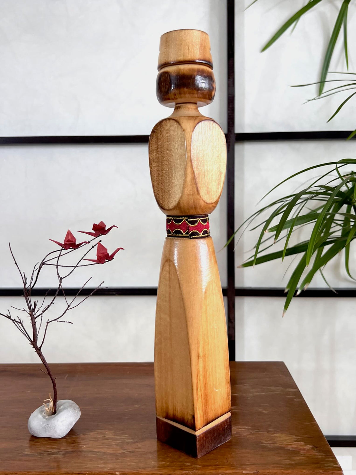 Kokeshi vintage représentant un homme aïnou en bois sculpté de 30 cm, vu de dos