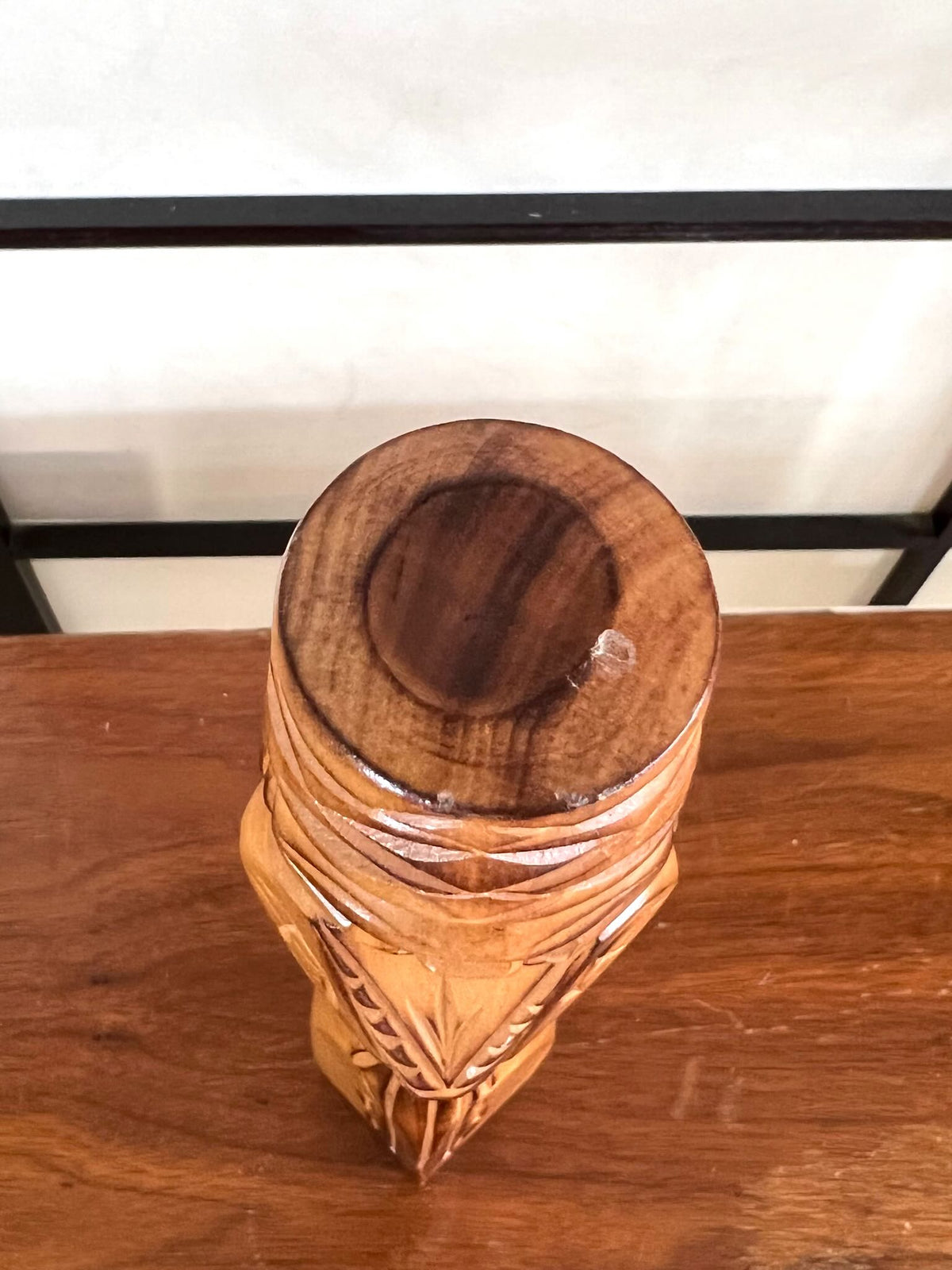 Kokeshi vintage représentant un homme aïnou en bois sculpté de 30 cm, vu de dessus