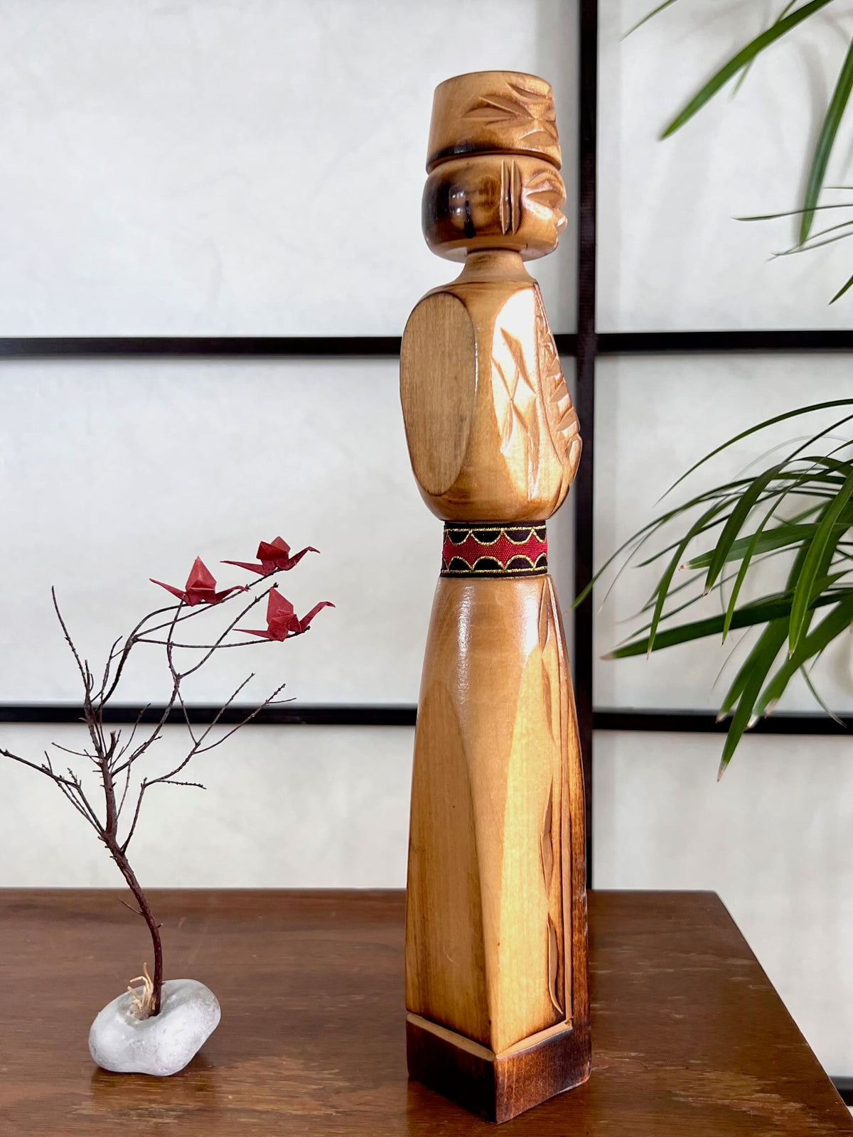Kokeshi vintage représentant un homme aïnou en bois sculpté de 30 cm, vu du profil droit