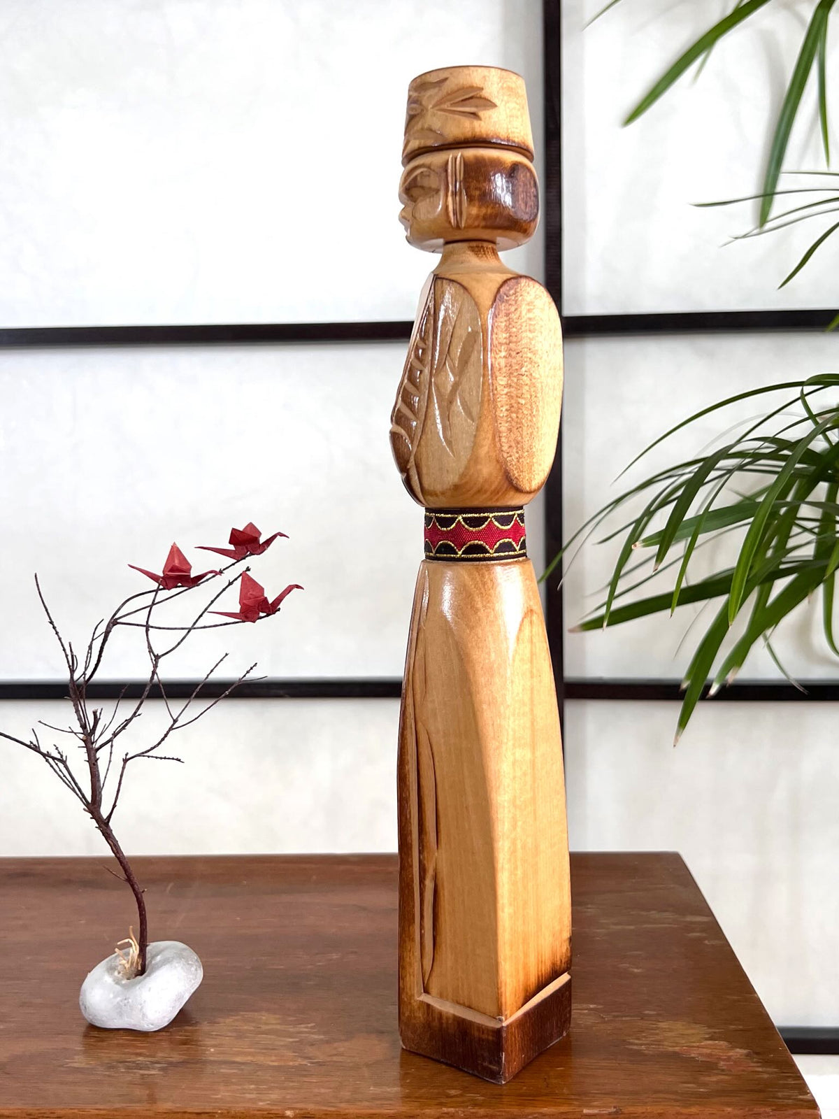 Kokeshi vintage représentant un homme aïnou en bois sculpté de 30 cm, vu du profil gauche