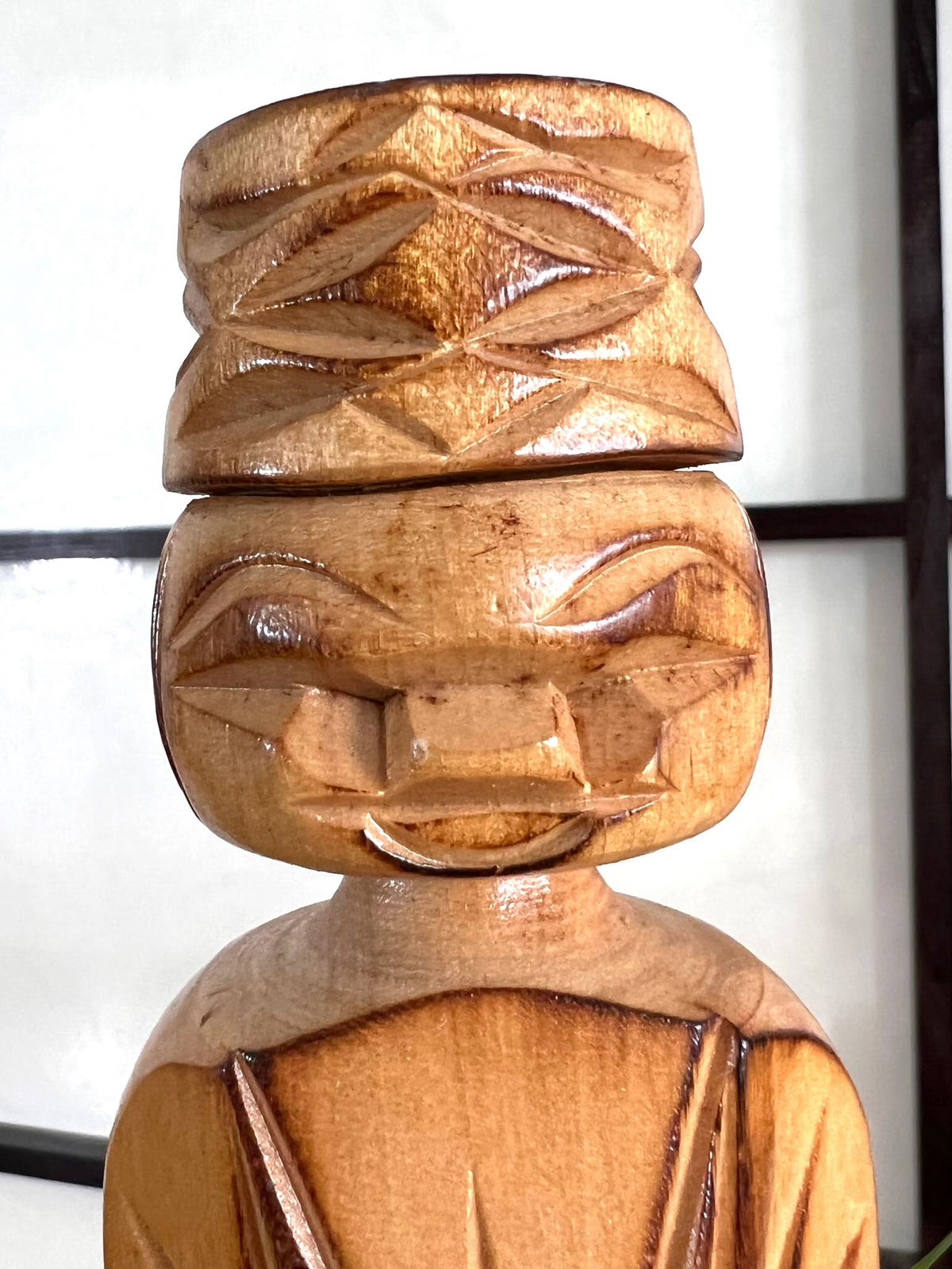 Kokeshi vintage représentant un homme aïnou en bois sculpté de 30 cm, gros plan sur le visage
