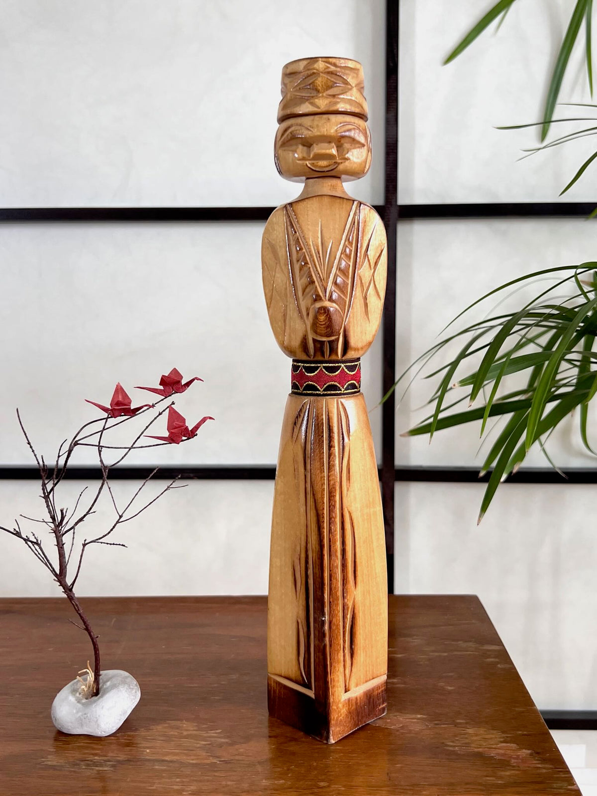 Kokeshi vintage représentant un homme aïnou en bois sculpté de 30 cm, vu de face