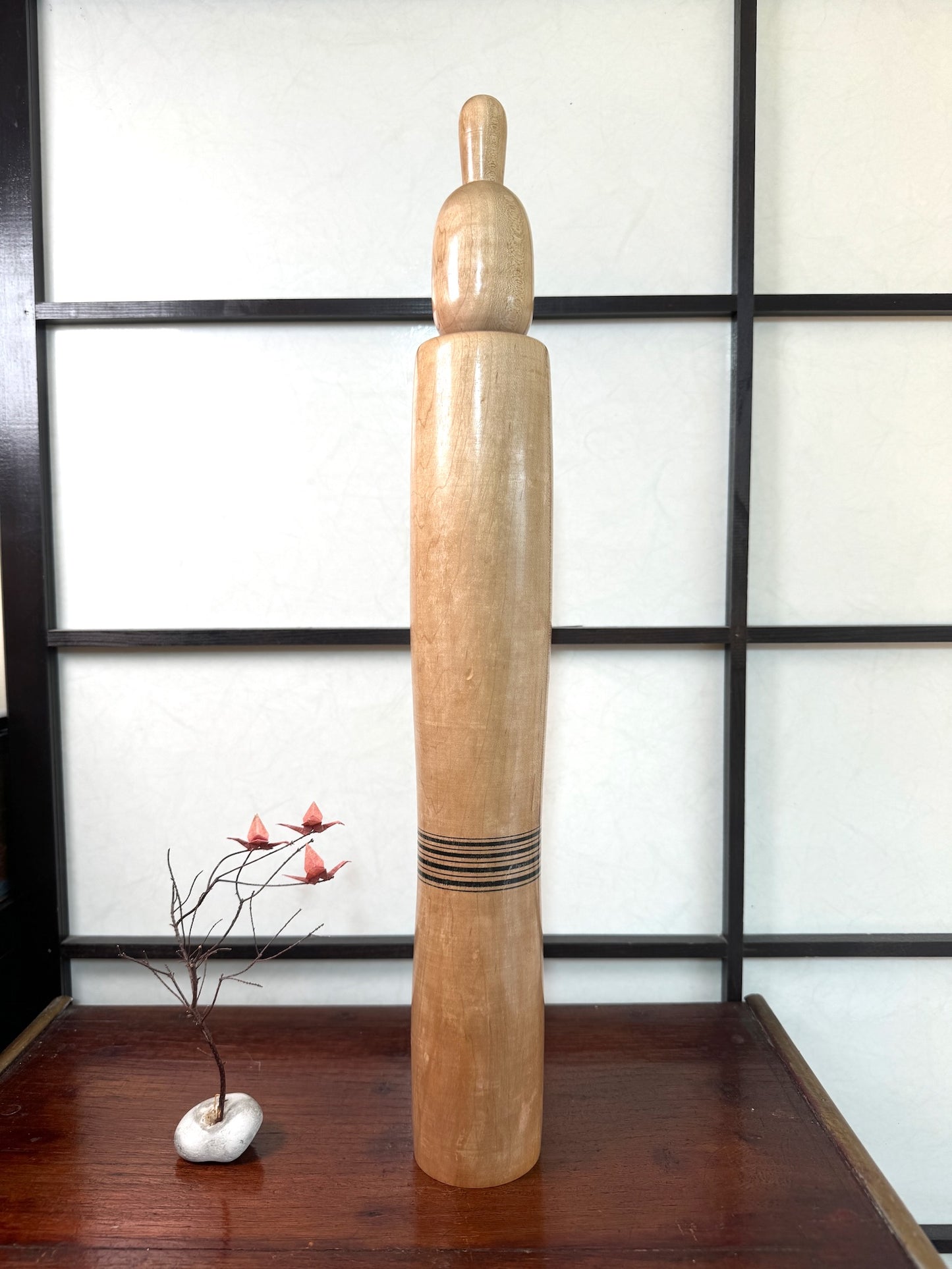 kokeshi poupée japonaise en bois de Shdo Shozan de grande taille (49,5cm), bois blond, lignes concentriques noires à la taille, coiffure en chignon haut, forme épurée, vu de dos