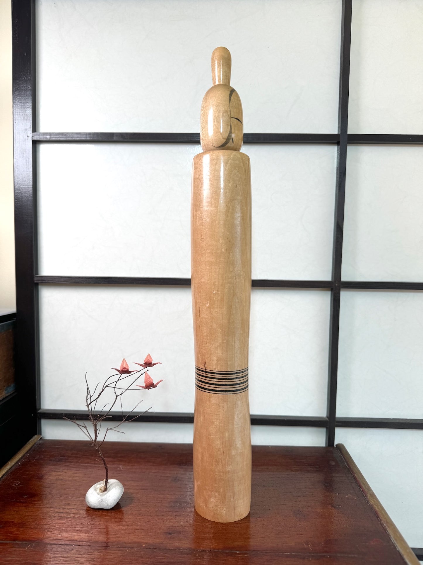 kokeshi poupée japonaise en bois de Shdo Shozan de grande taille (49,5cm), bois blond, lignes concentriques noires à la taille, coiffure en chignon haut, forme épurée, profil droit