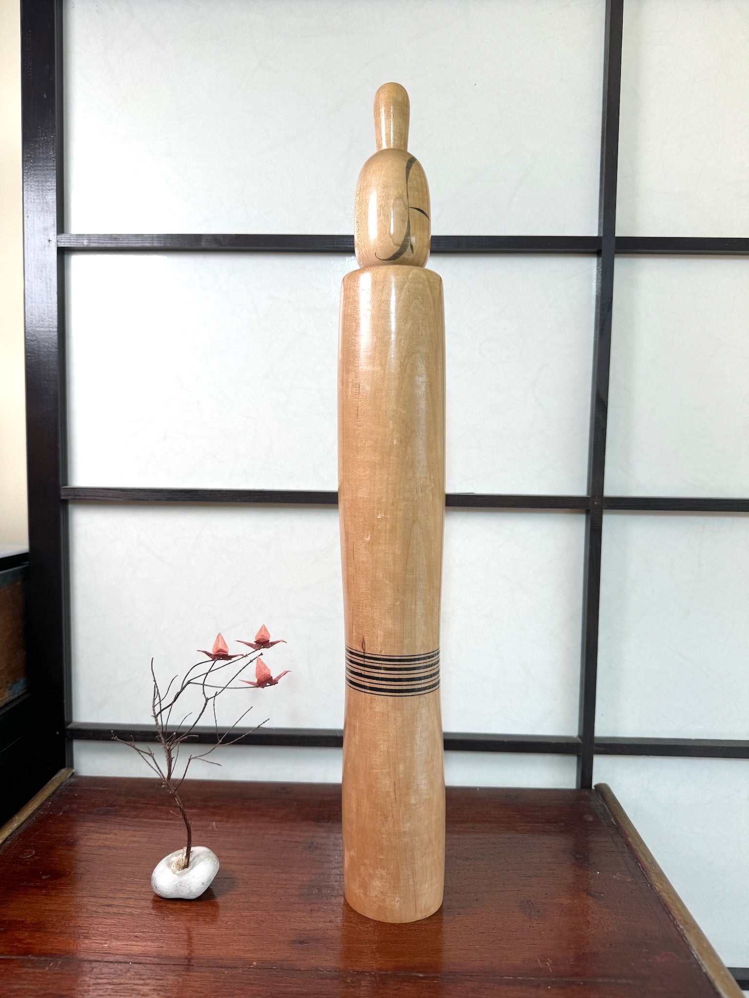 kokeshi poupée japonaise en bois de Shdo Shozan de grande taille (49,5cm), bois blond, lignes concentriques noires à la taille, coiffure en chignon haut, forme épurée, profil droit
