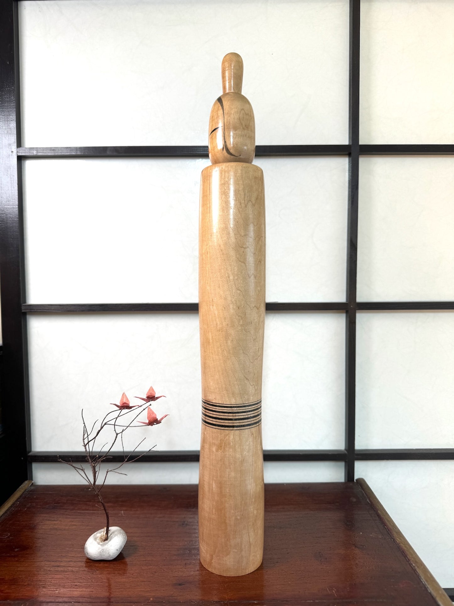 kokeshi poupée japonaise en bois de Shdo Shozan de grande taille (49,5cm), bois blond, lignes concentriques noires à la taille, coiffure en chignon haut, forme épurée, profil gauche