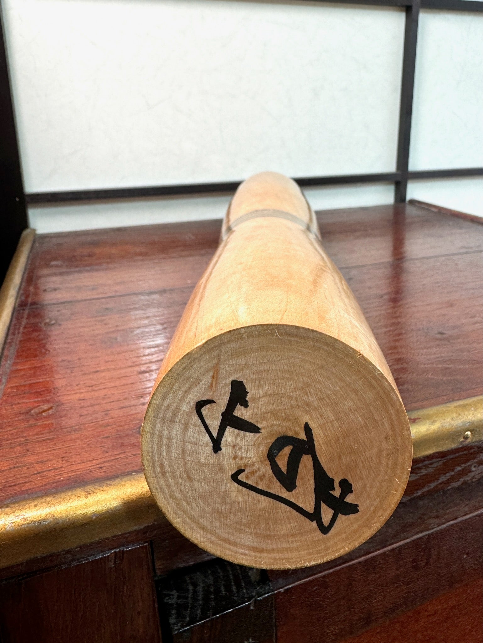 kokeshi poupée japonaise en bois de Shdo Shozan de grande taille (49,5cm), bois blond, lignes concentriques noires à la taille, coiffure en chignon haut, forme épurée, signature de l'artisan
