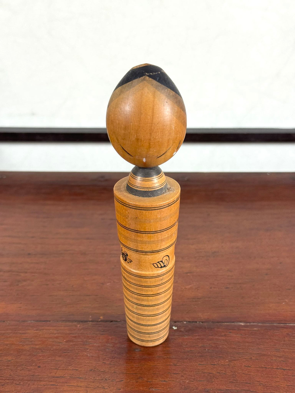 kokeshi de Sato Hatsuro sumi-e motif lignes, crabe et coquillages, vu de dessus