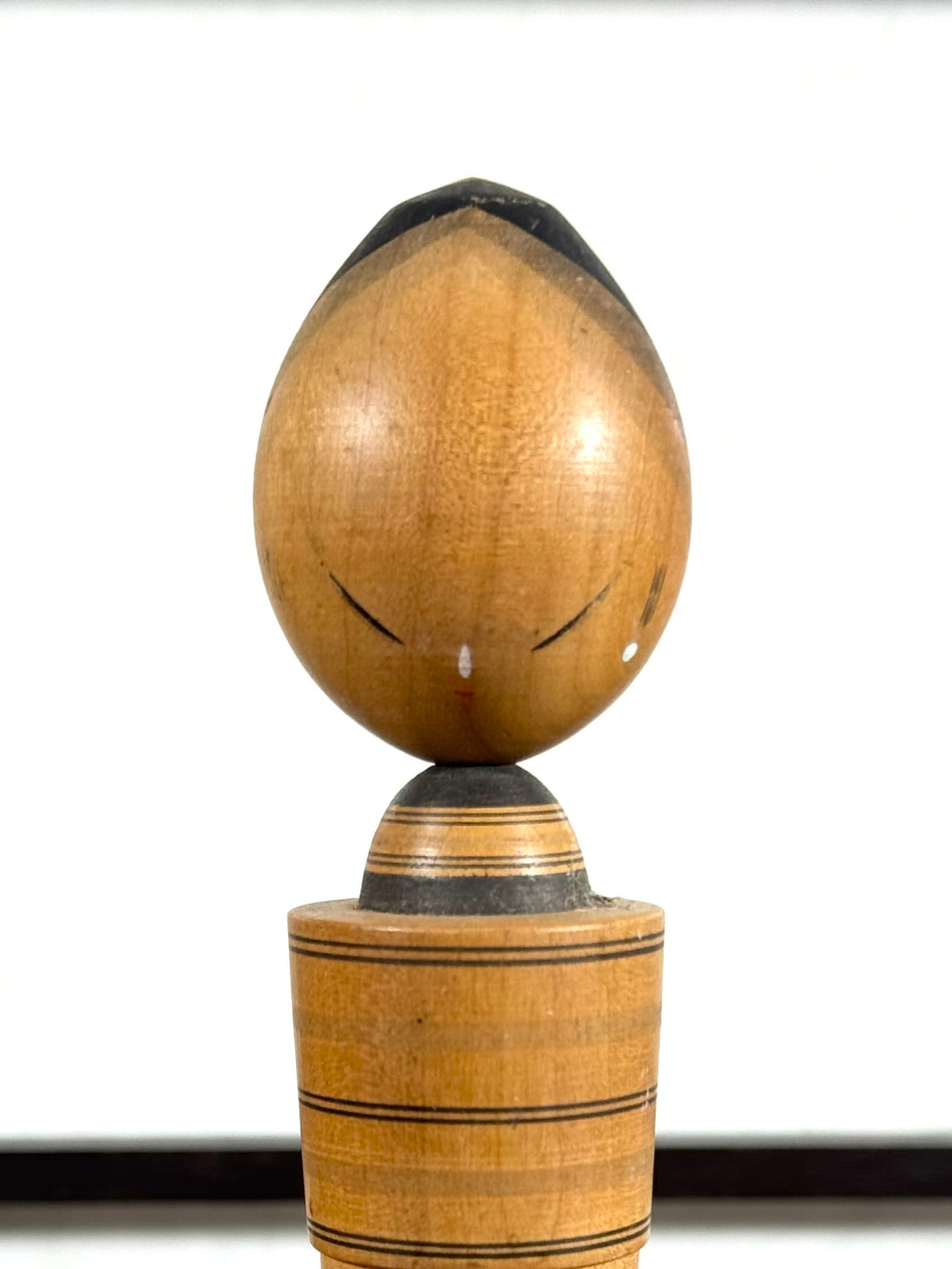 kokeshi de Sato Hatsuro sumi-e motif lignes, crabe et coquillages, gros plan sur le visage oblongue