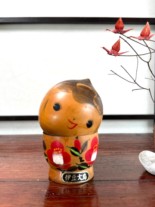 kokeshi poupée japonaise en bois avec des fleurs de camélia