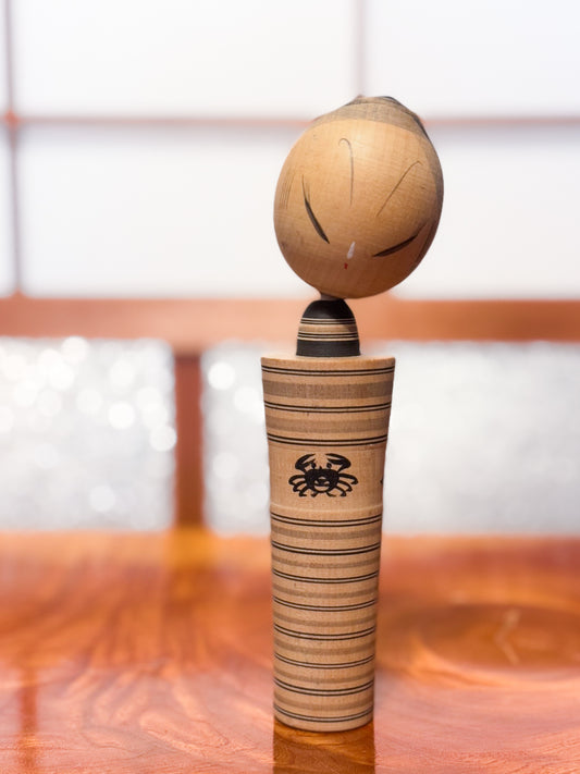 kokeshi sumi-e de Hatsutaro rayé avec motif crabe et coquillages