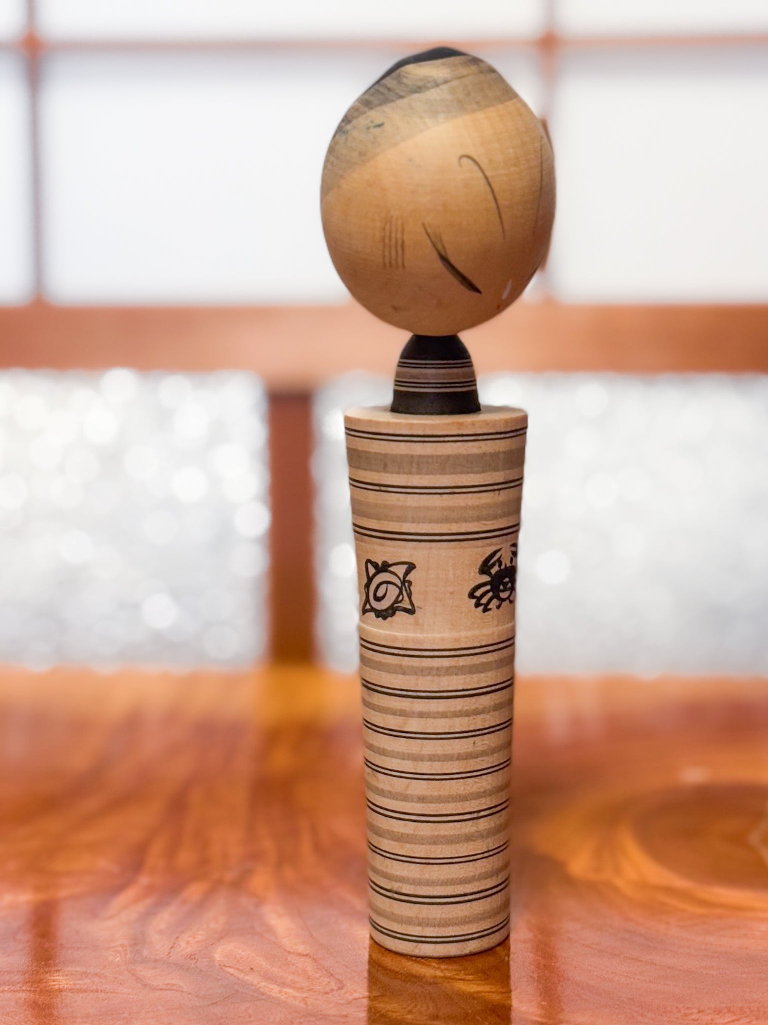 kokeshi sumi-e de Hatsutaro rayé avec motif crabe et coquillages, profil droit