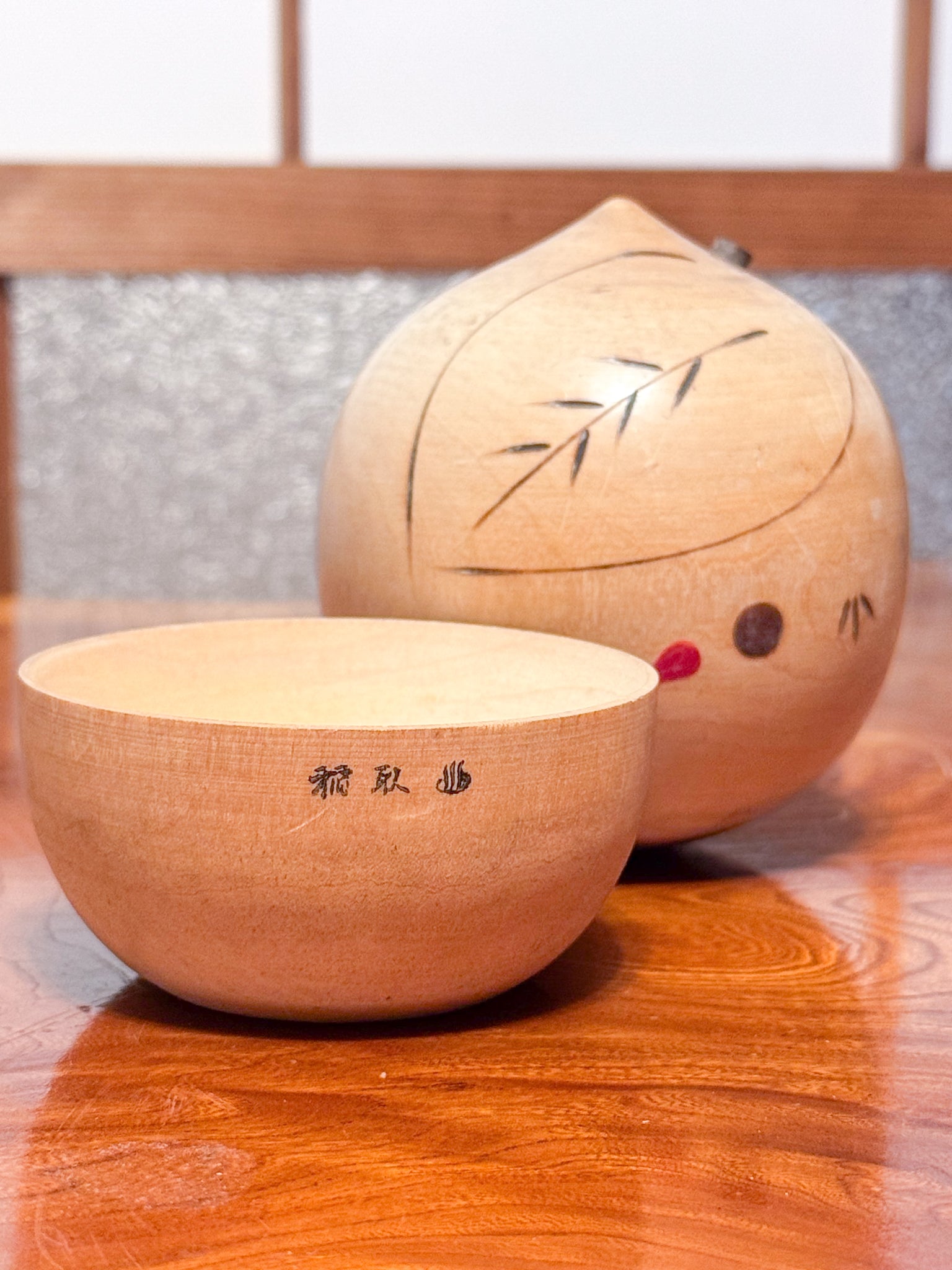 Kokeshi nature sur socle calligraphie du socle